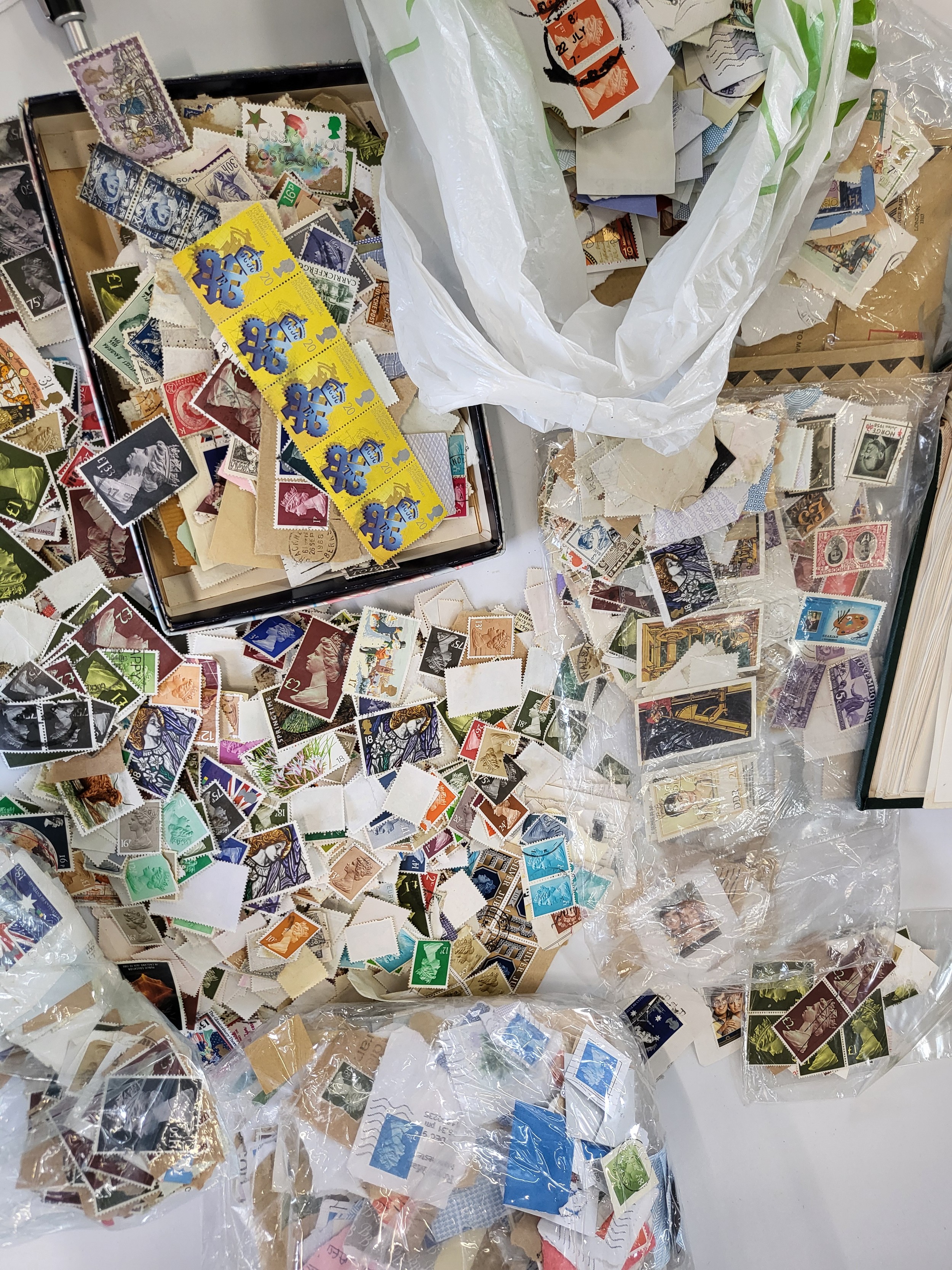 A collection of coins and loose stamps and an album of stamps. - Bild 10 aus 16
