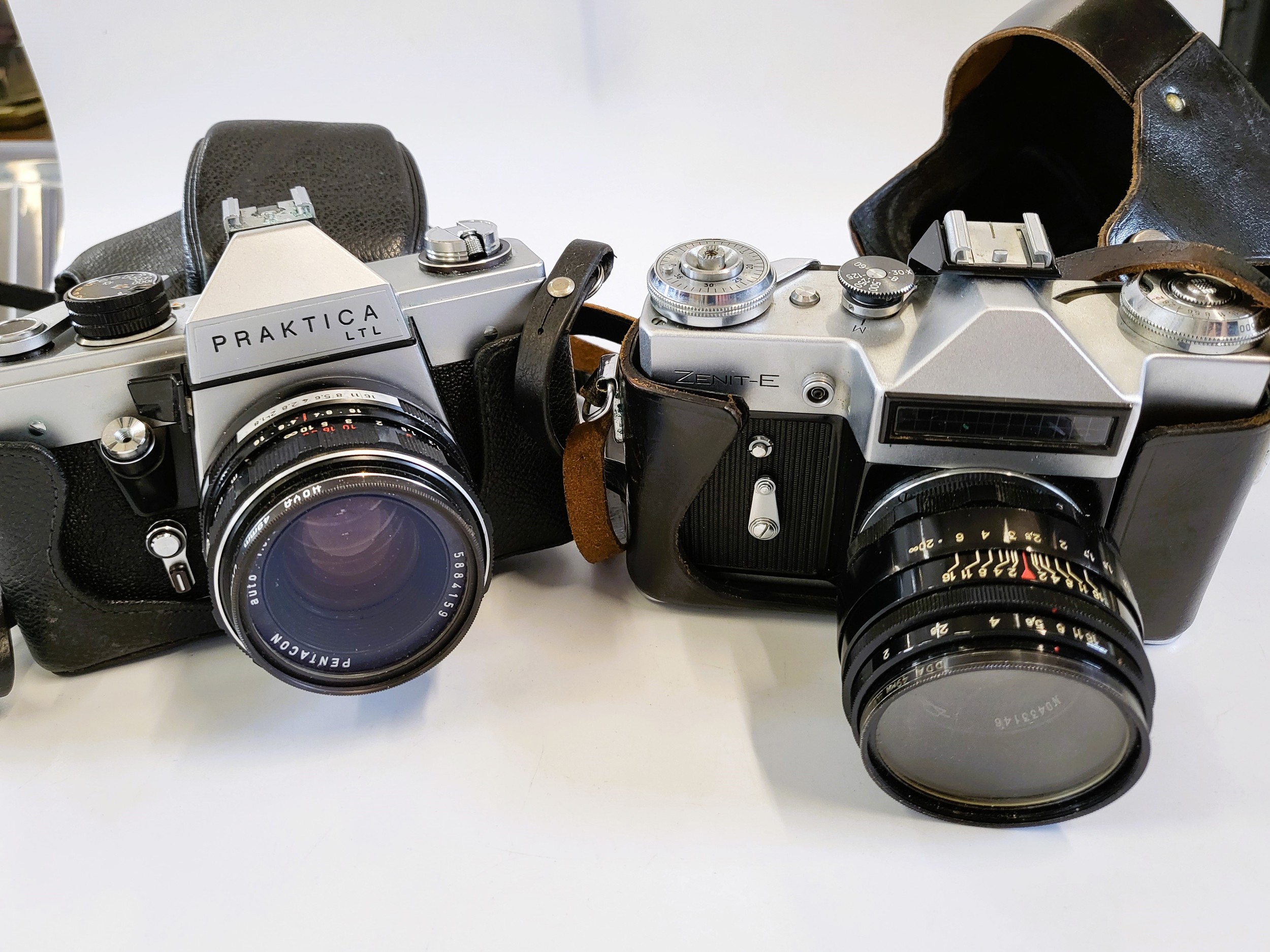 Group of cameras and video recorder including a Praktica LTL film camera and a Pentalon 2.8/28mm - Image 10 of 17