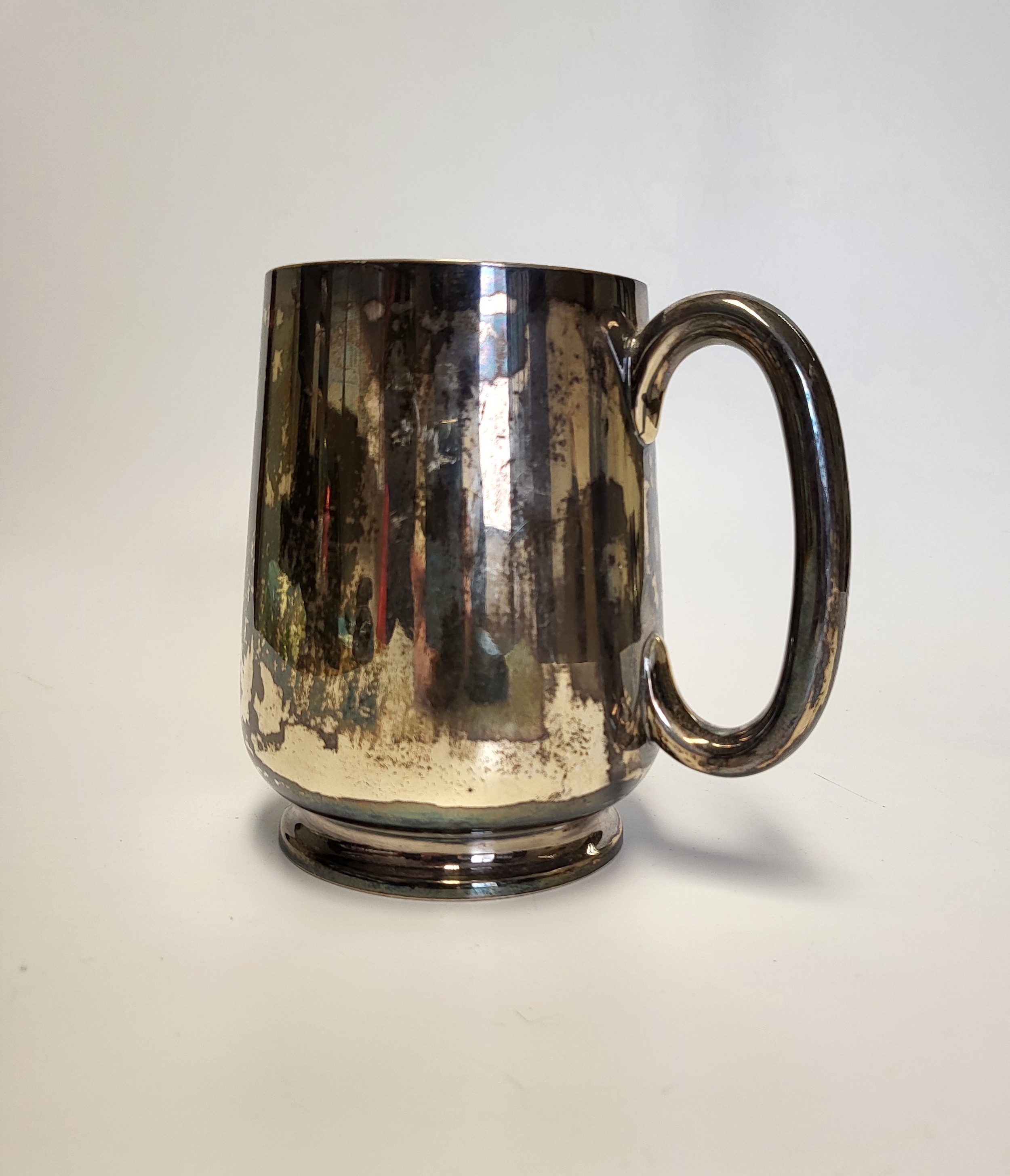 A silver tankard, hallmarked Sheffield 1890, makers mark Fenton Brothers, 12 cm high.