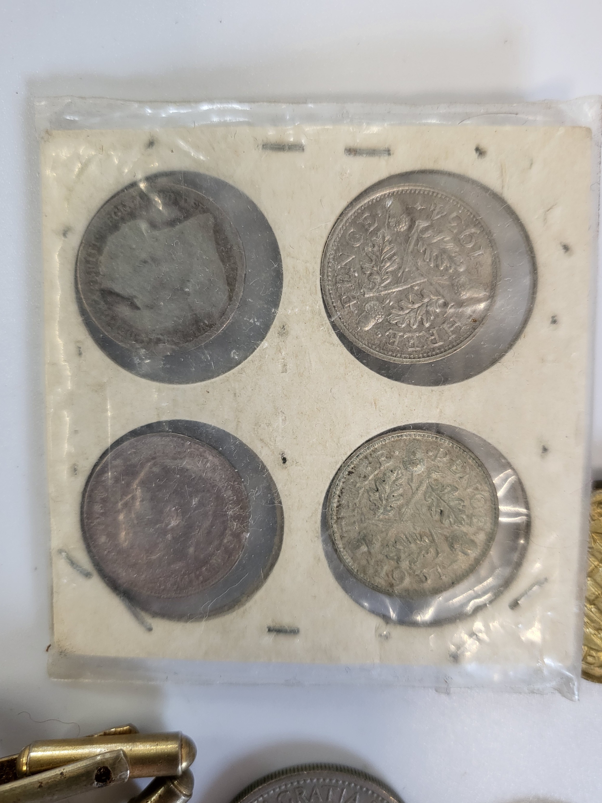 A collection of coins and loose stamps and an album of stamps. - Bild 4 aus 16