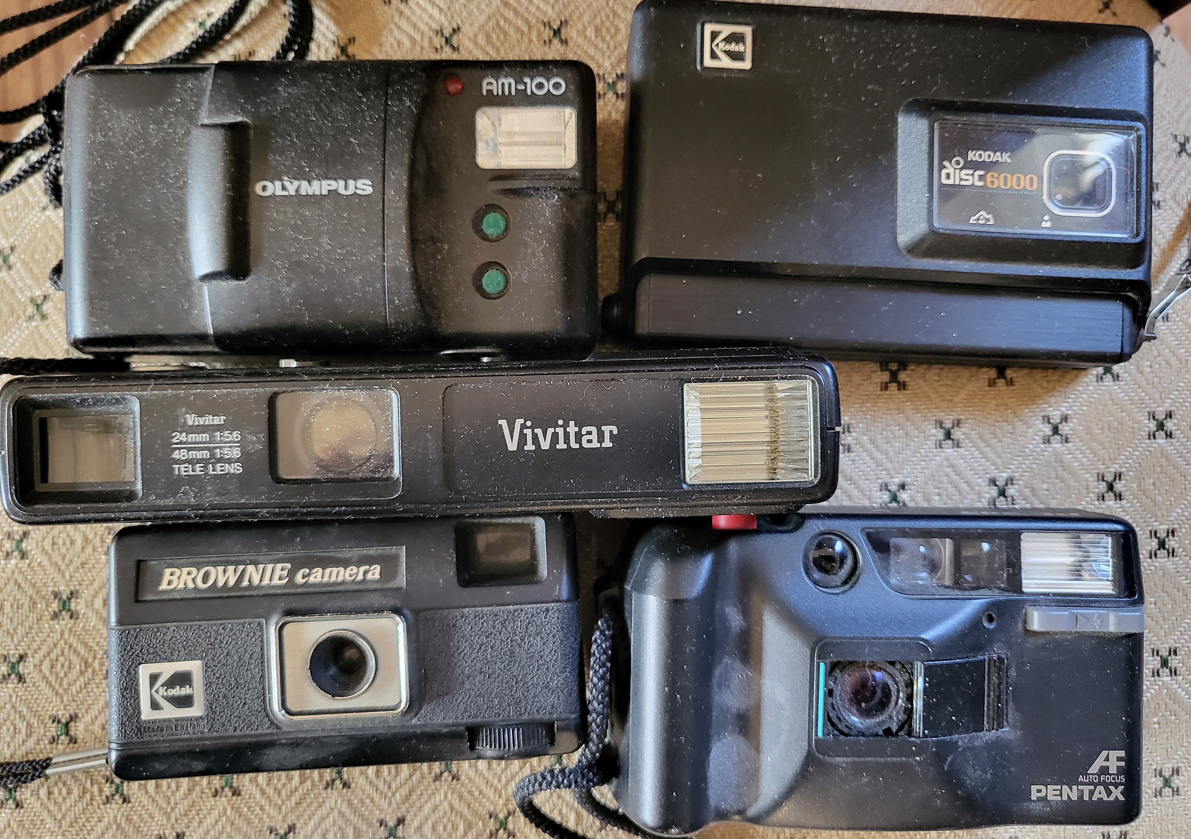 A collection of various cameras. - Image 8 of 11