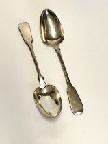A pair of silver Georgian serving spoons, hallmarked London 1830, 23 cm long.
