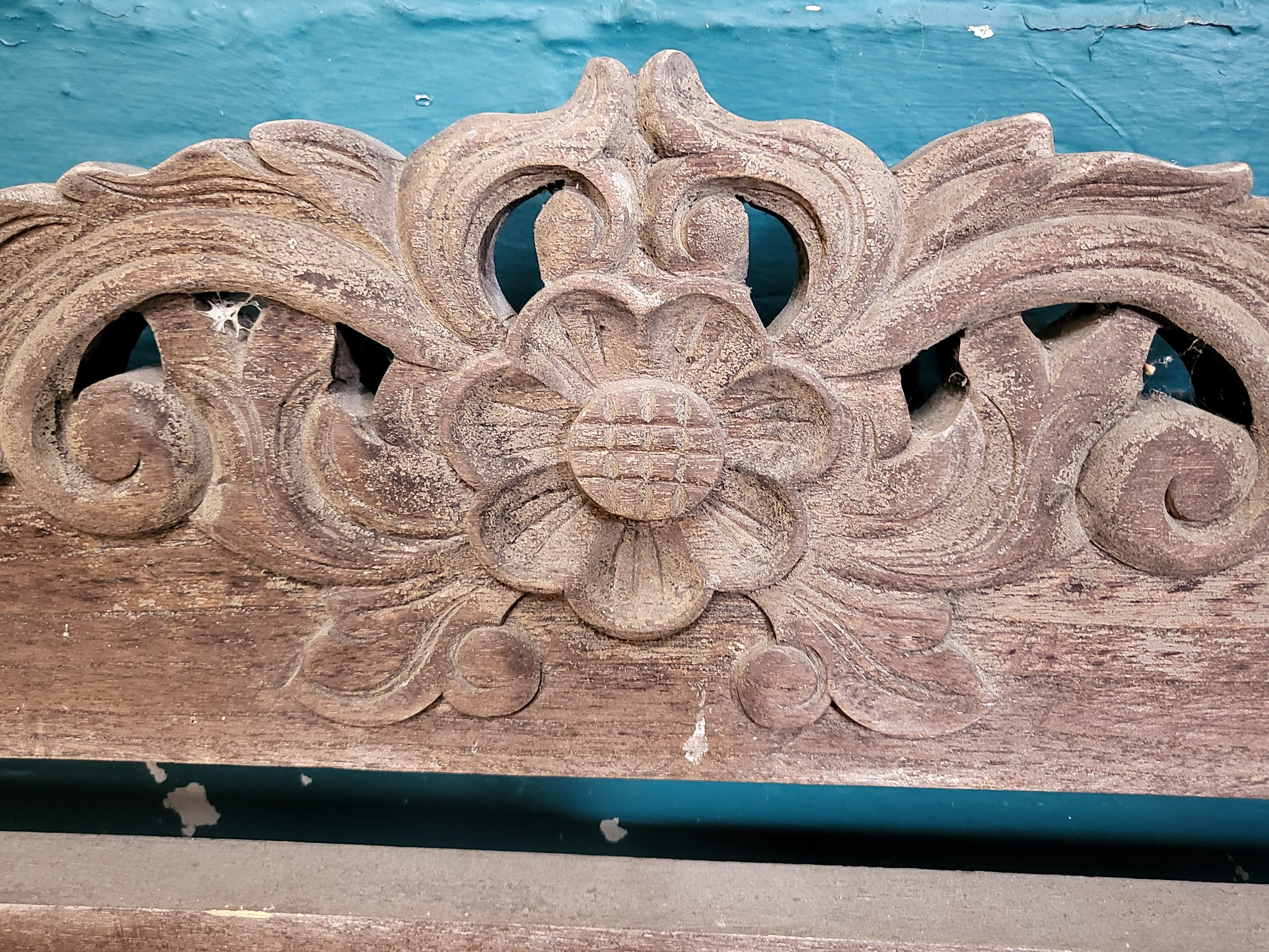 An ornately carved wooden garden bench. 98cm x 120cm x 52cm - Image 2 of 2