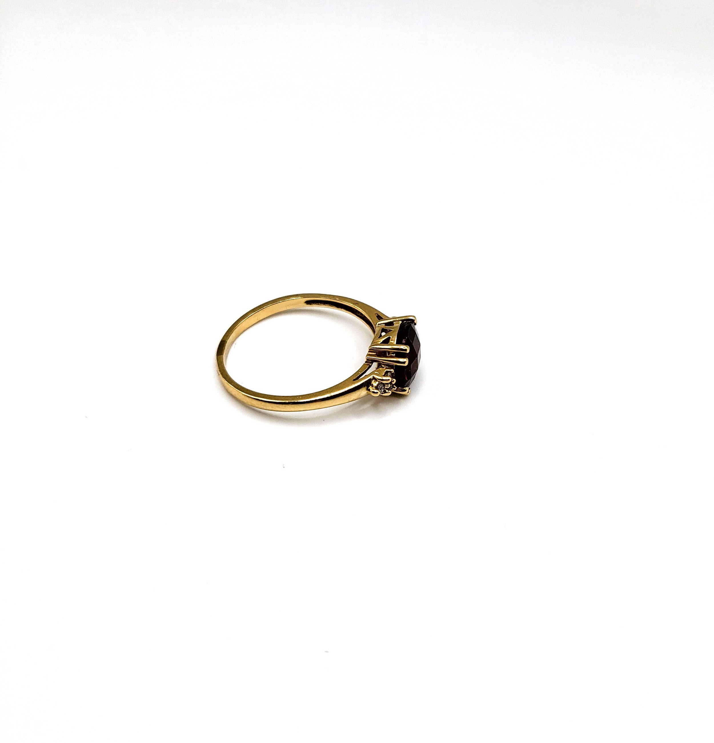 A 9ct yellow gold, diamond, and garnet ring, set with a round chequerboard-cut garnet, size P 1/2, - Bild 5 aus 5