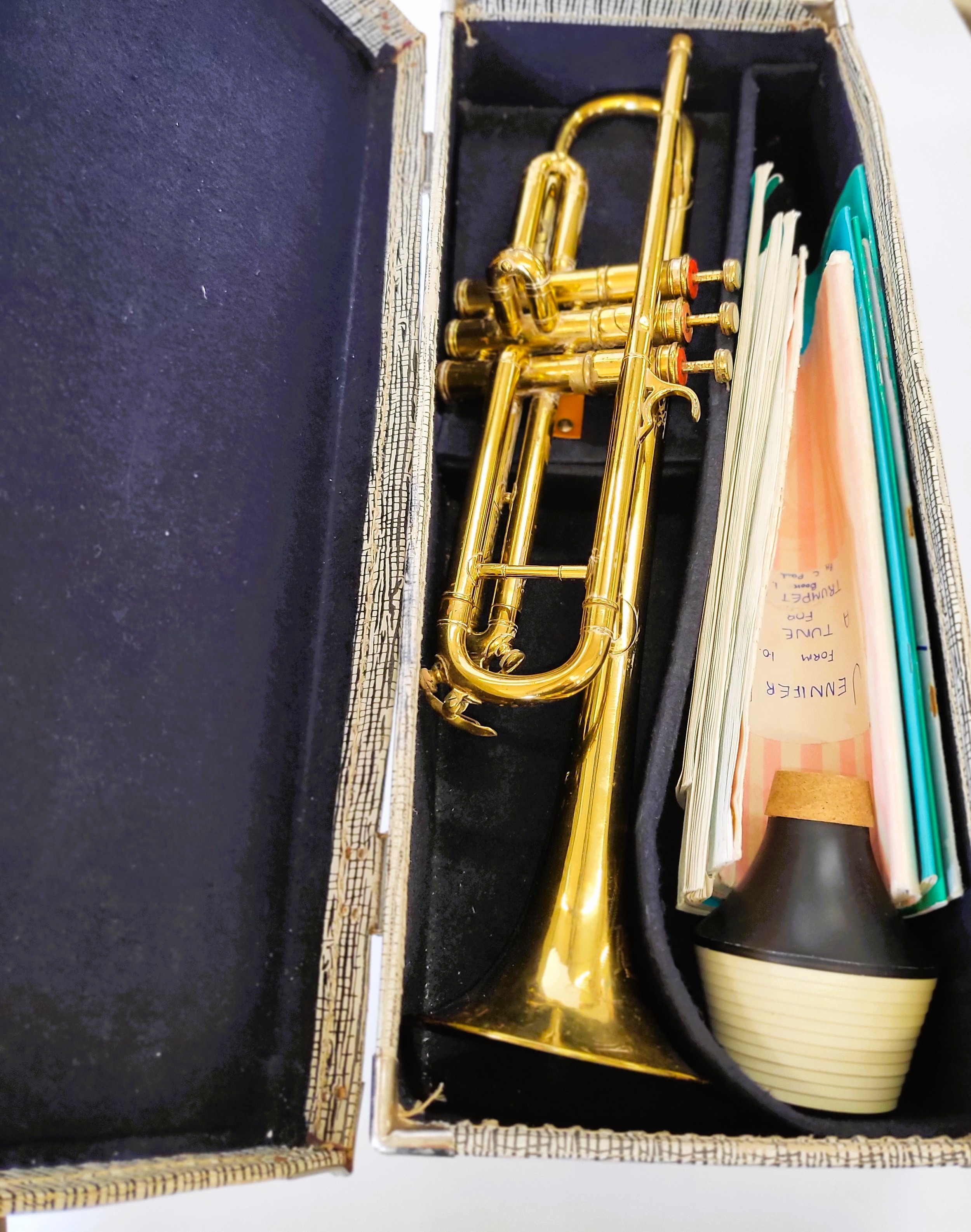 A bugle, together with two trumpets (one of which is a Boosey & Hawkes), and a banjo-ukulele. (4) - Image 2 of 6