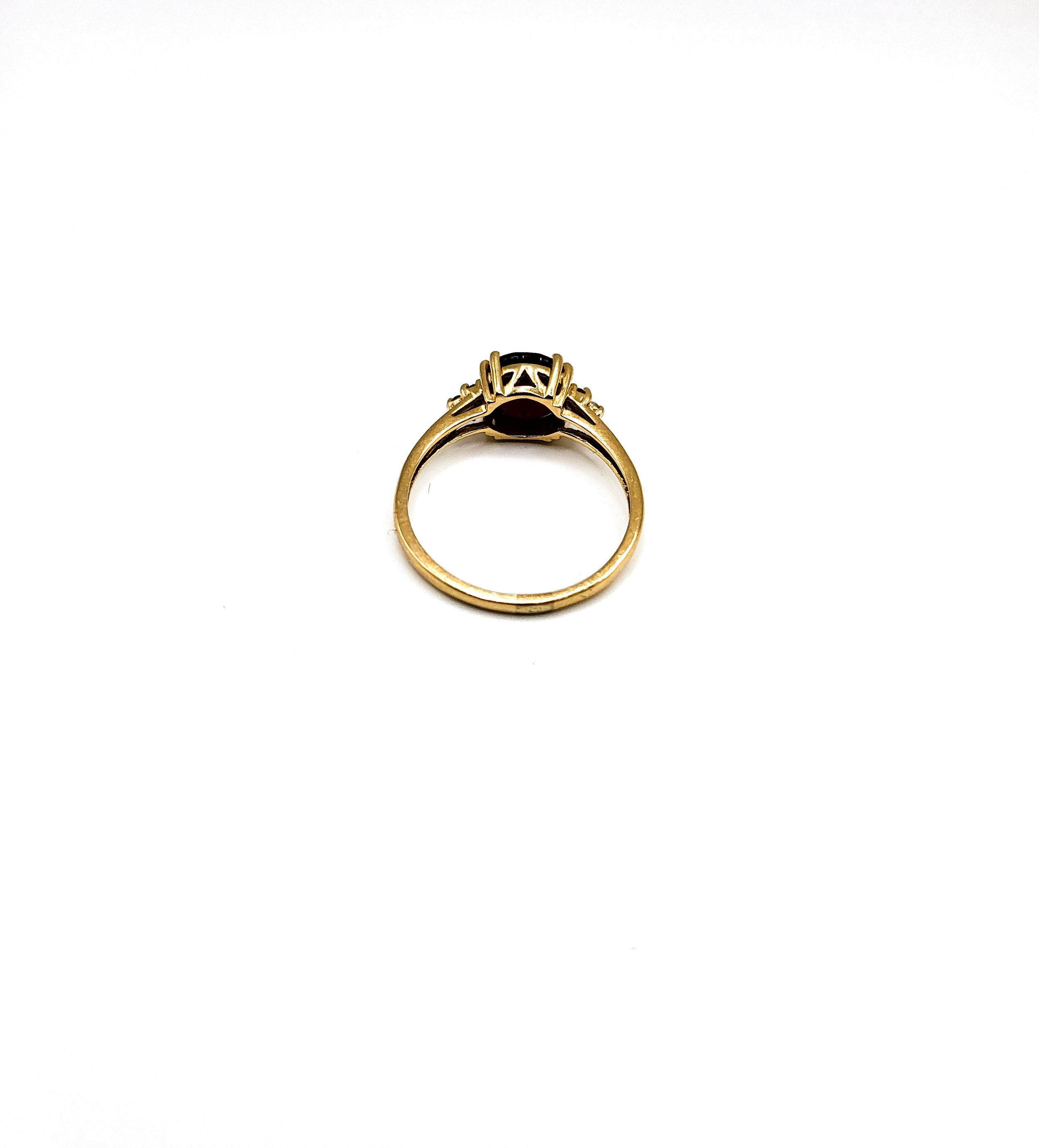 A 9ct yellow gold, diamond, and garnet ring, set with a round chequerboard-cut garnet, size P 1/2, - Bild 4 aus 5