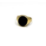 A gentleman's 9ct yellow gold and bloodstone ring, set with an oval panel of bloodstone, size T.
