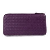 A Bottega Veneta lady’s leather purse Purple Central zip pocket and card holder side pockets Made in
