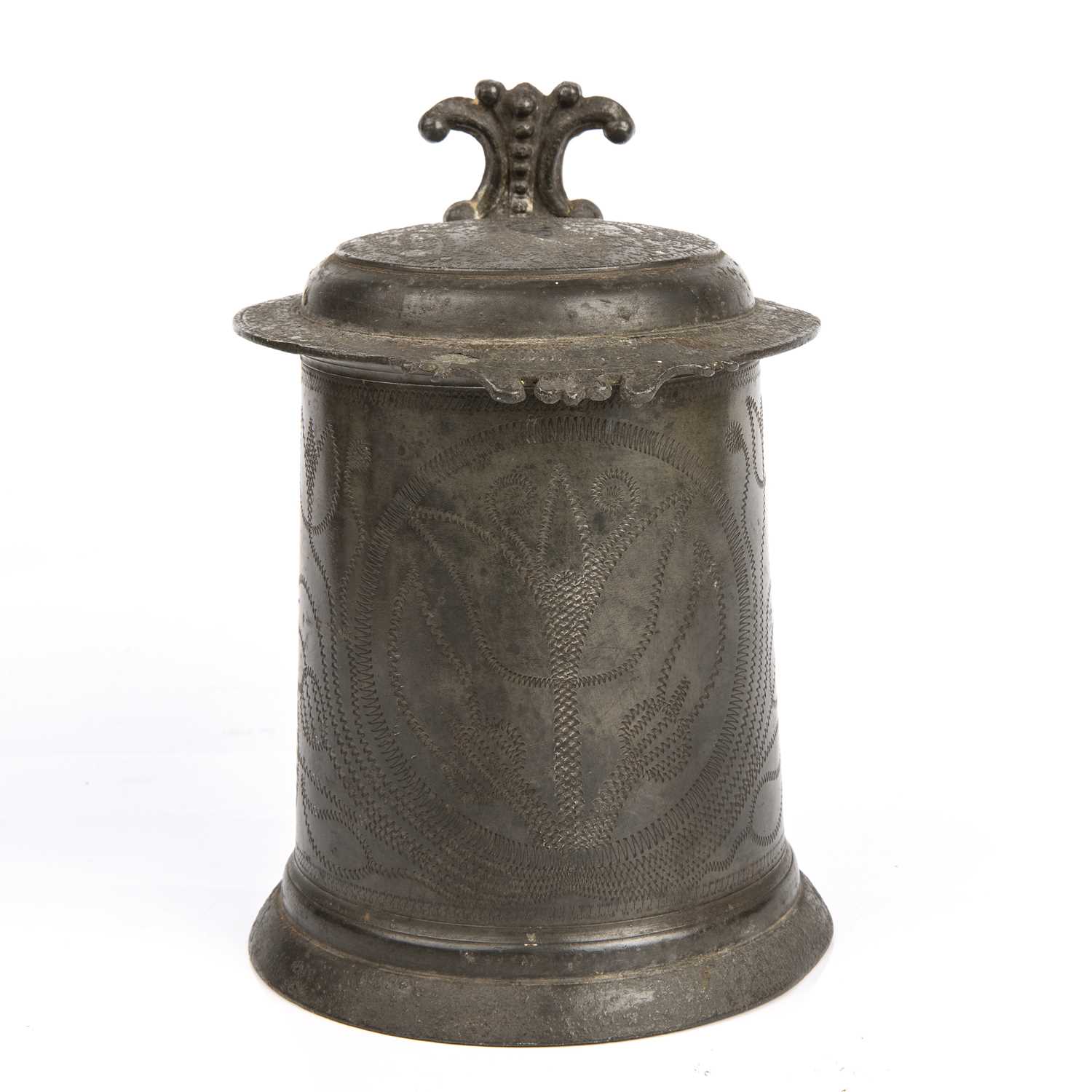 A 17th century wriggle work pewter flat lidded tankard by Lawrence Anderton of Wigan circa 1660-1690 - Image 2 of 6
