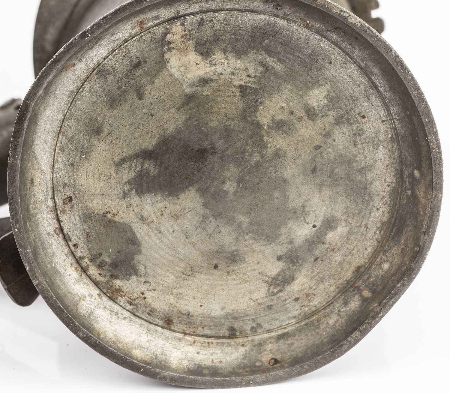 A 17th century wriggle work pewter flat lidded tankard by Lawrence Anderton of Wigan circa 1660-1690 - Image 6 of 6