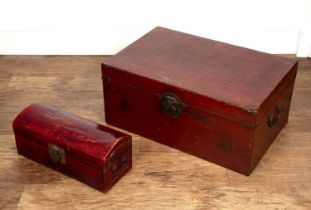 Red lacquer pillow box and a similar trunk Chinese, the case is 46cm wide and the trunk is 70cm x