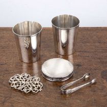 Small collection of silver to include: a pair of Victorian silver beakers, bearing marks for William