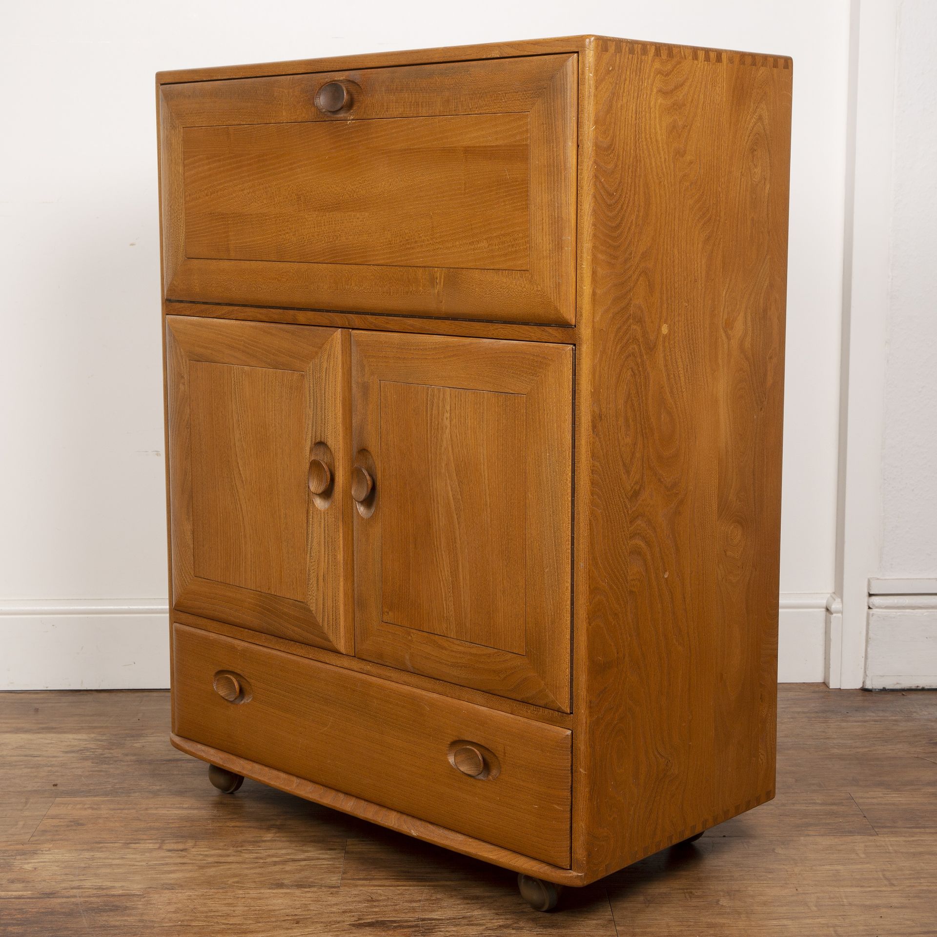Luciano Ercolani (1888-1976) for Ercol elm, 'Windsor' model no. 469 side cabinet, with fitted - Bild 4 aus 6