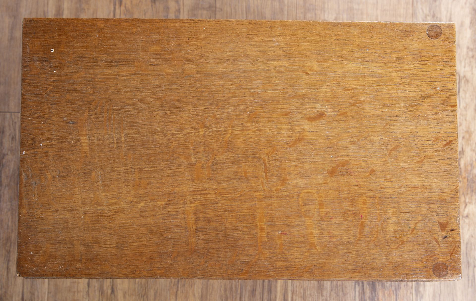 Cotswold School oak and burr walnut tabletop cupboard, with panelled doors and sides, on plinth - Bild 4 aus 5