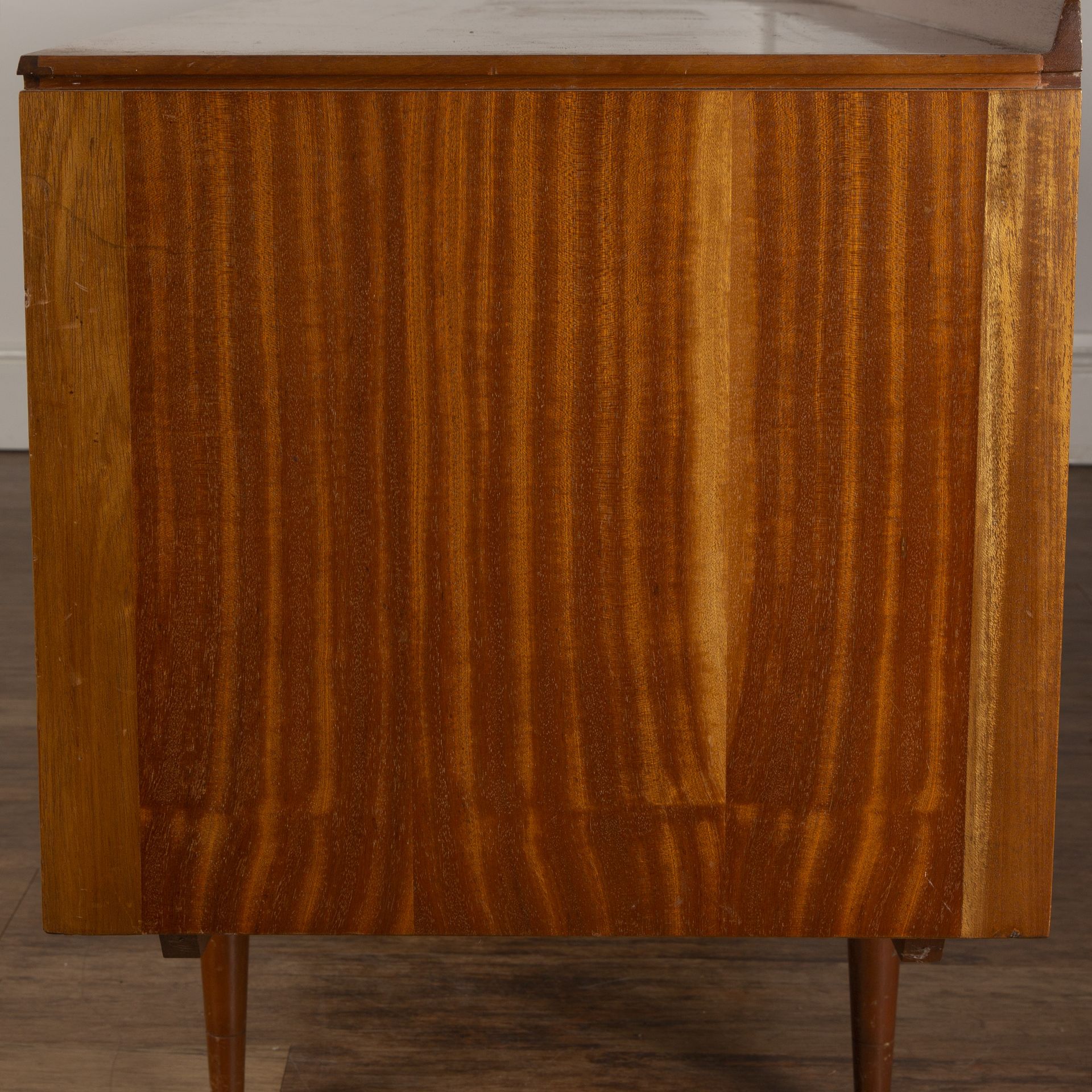 Robert Heritage for Archie Shine Ltd walnut and rosewood veneered 'Hamilton' sideboard, four drawers - Bild 6 aus 8