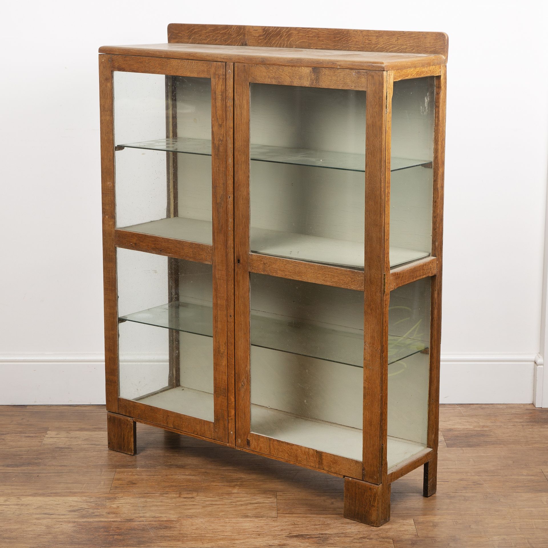 Cotswold School oak, glazed bookcase or cabinet, with galleried back above panelled doors, 95cm wide - Bild 4 aus 5