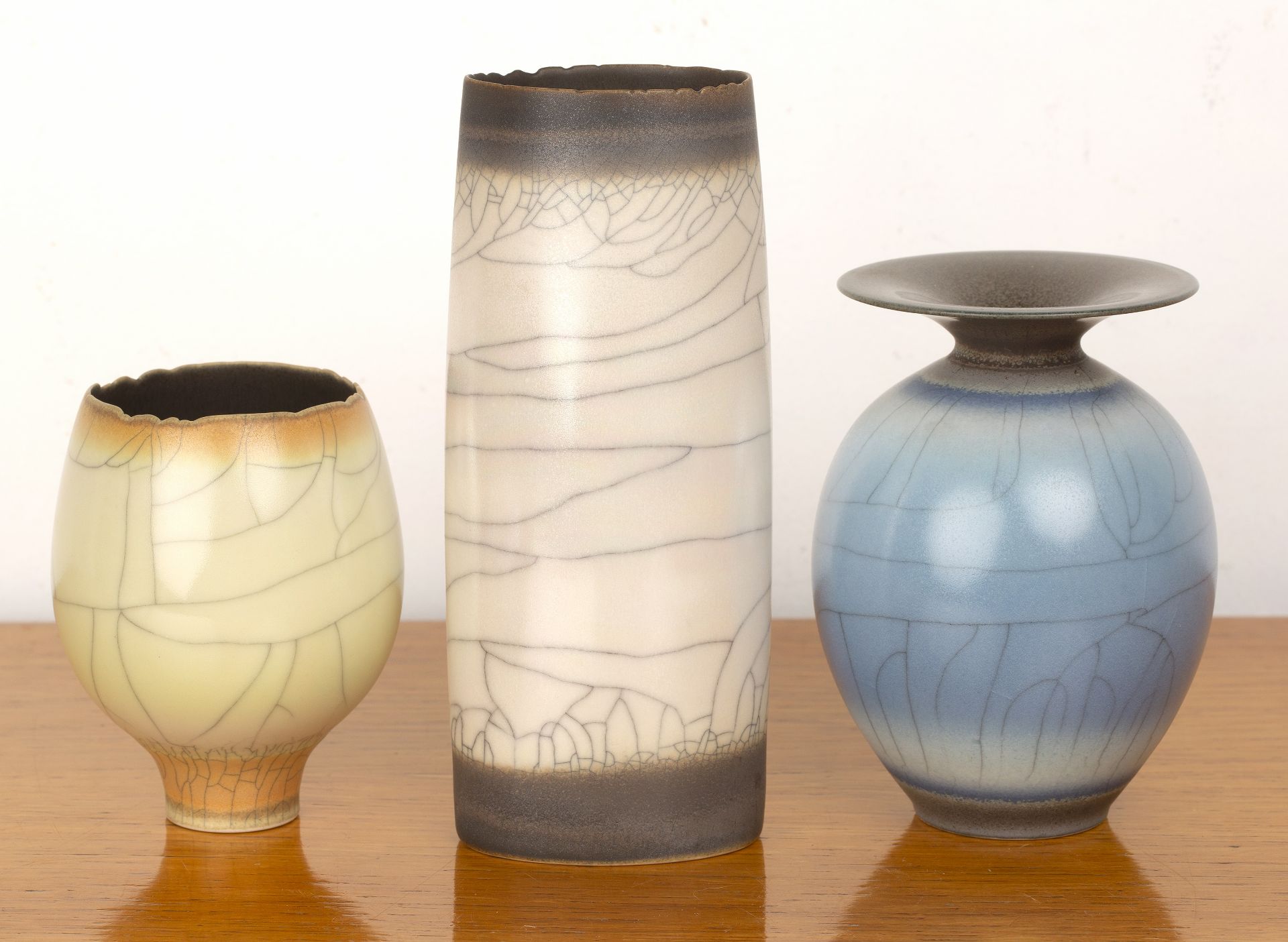David White (1934-2011) Three pieces of studio ceramics, porcelain with crackle glaze, the tallest - Bild 2 aus 6