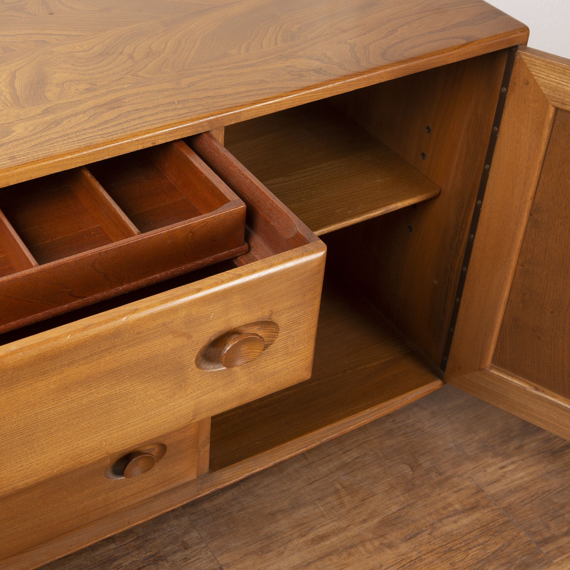 Luciano Ercolani (1888-1976) for Ercol elm sideboard, fitted with two cupboards and three central - Bild 3 aus 7