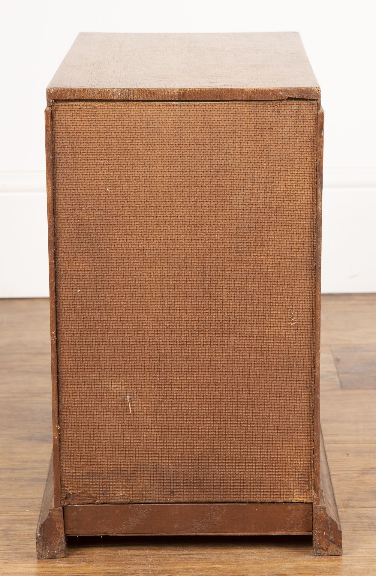 Cotswold School oak and burr walnut tabletop cupboard, with panelled doors and sides, on plinth - Bild 5 aus 5