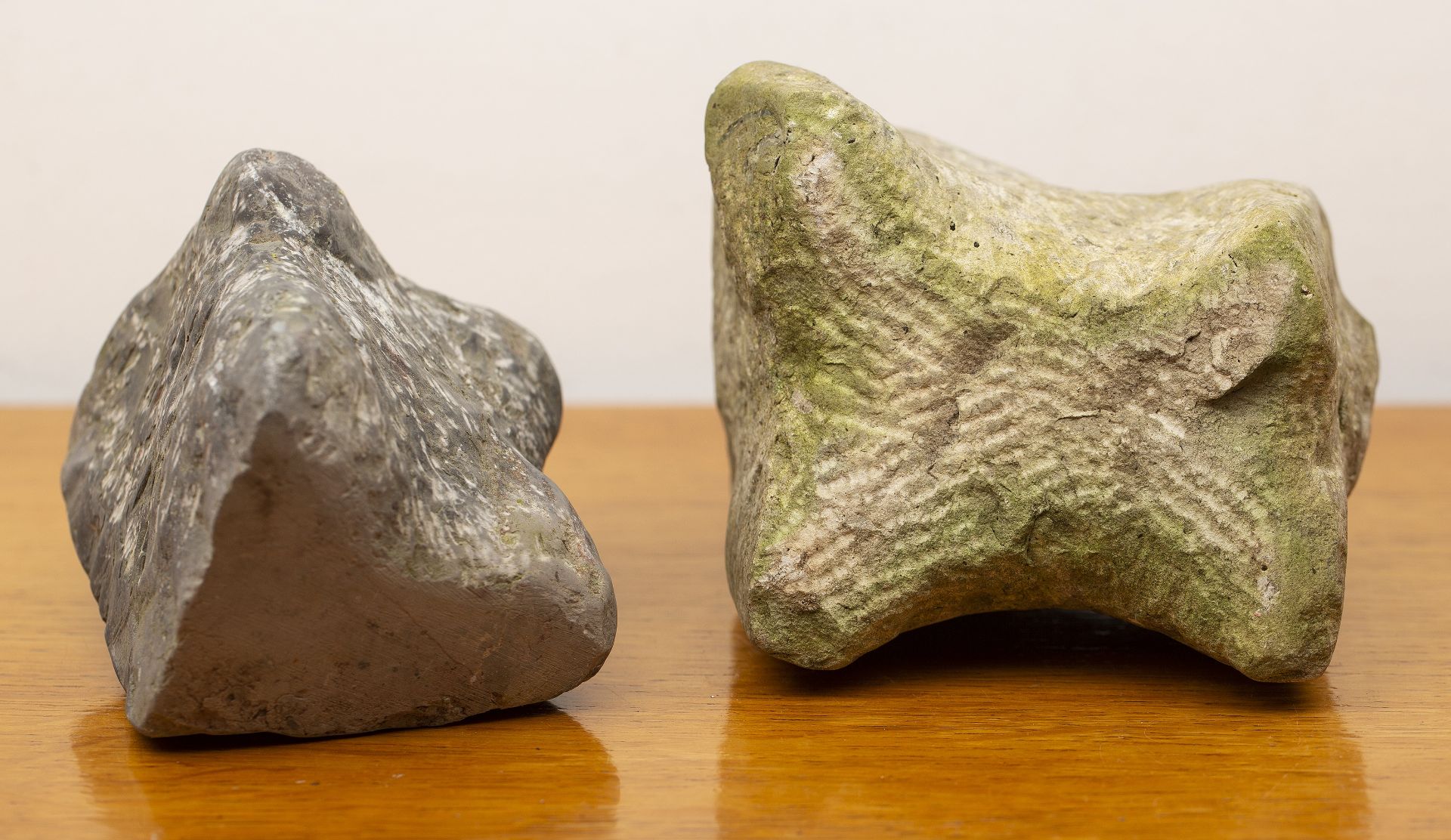 Attributed to Julian Dyson (Contemporary) two carved sculptures, both untitled, unsigned, grey - Bild 3 aus 3