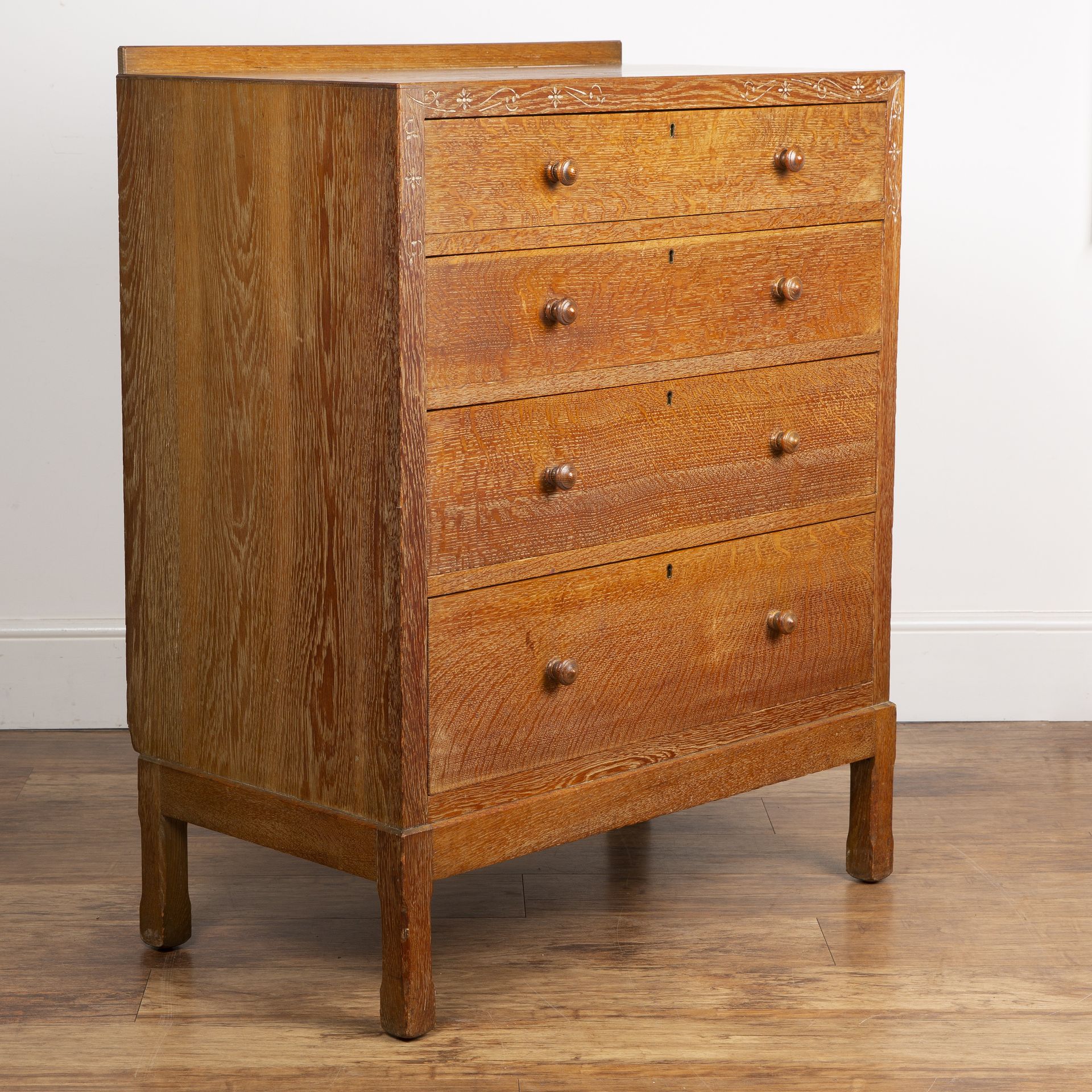 Heals oak, circa 1930, chest of drawers with four graduated drawers having turned handles and with - Bild 2 aus 5