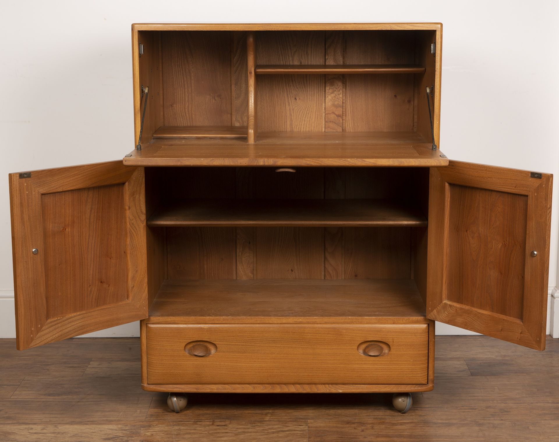 Luciano Ercolani (1888-1976) for Ercol elm, 'Windsor' model no. 469 side cabinet, with fitted - Bild 2 aus 6