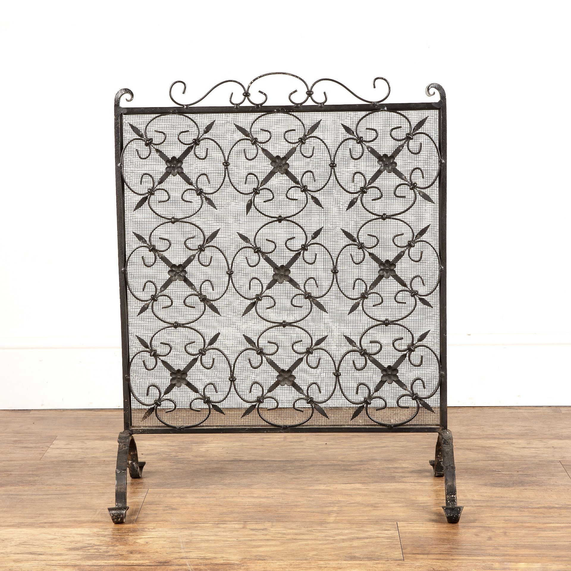 Wrought iron firescreen with mesh and lattice work panel, decorated with flowers, 60cm wide x 77.5cm - Bild 2 aus 2