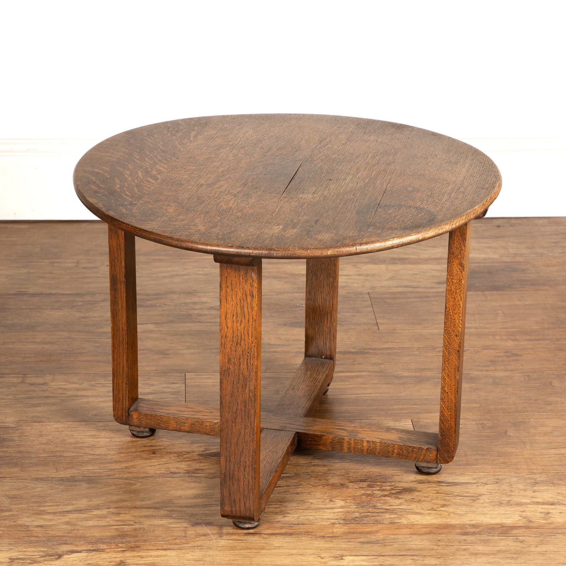 In the manner of Heals oak, circular topped table, unmarked, 60.5cm wide x 45cm high Overall signs - Bild 3 aus 5