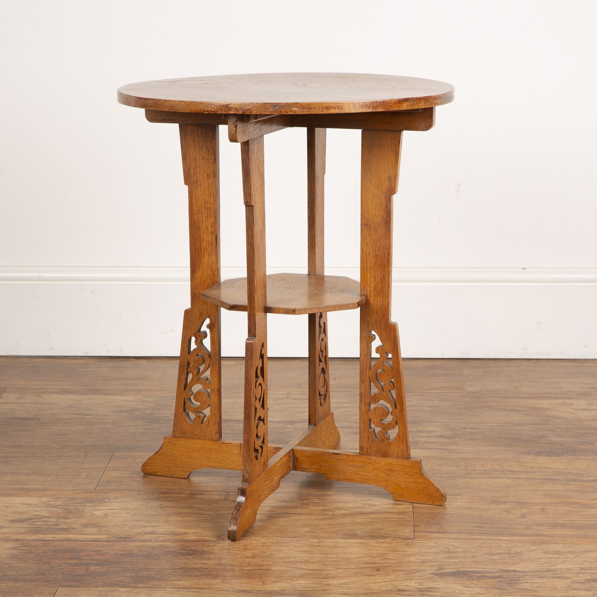 Aesthetic movement oak, circular topped table with open fret carved supports on cross stretchers, - Bild 2 aus 5