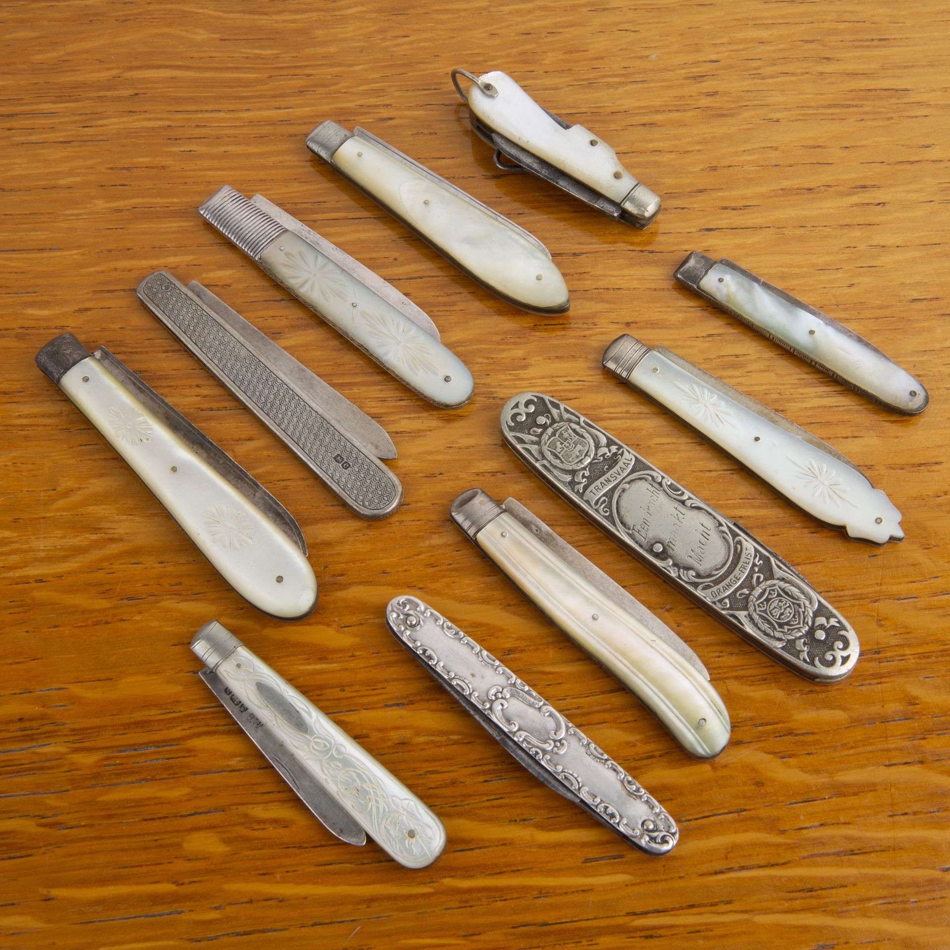 Collection of silver fruit or folding knives mostly with silver blades and mother of pearl - Bild 2 aus 3