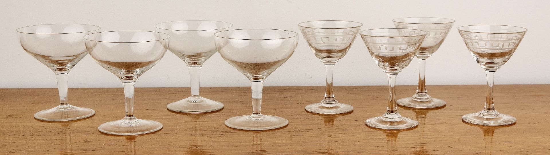 Collection of vintage glassware consisting of four etched glass cocktail glasses with Greek key - Image 2 of 2