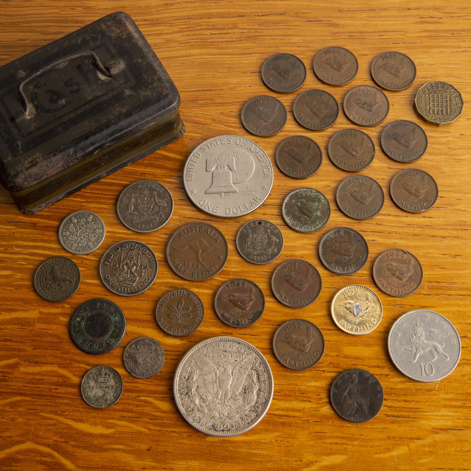 Collection of various coins to include: United States of America 1921 one dollar coin, American 1976