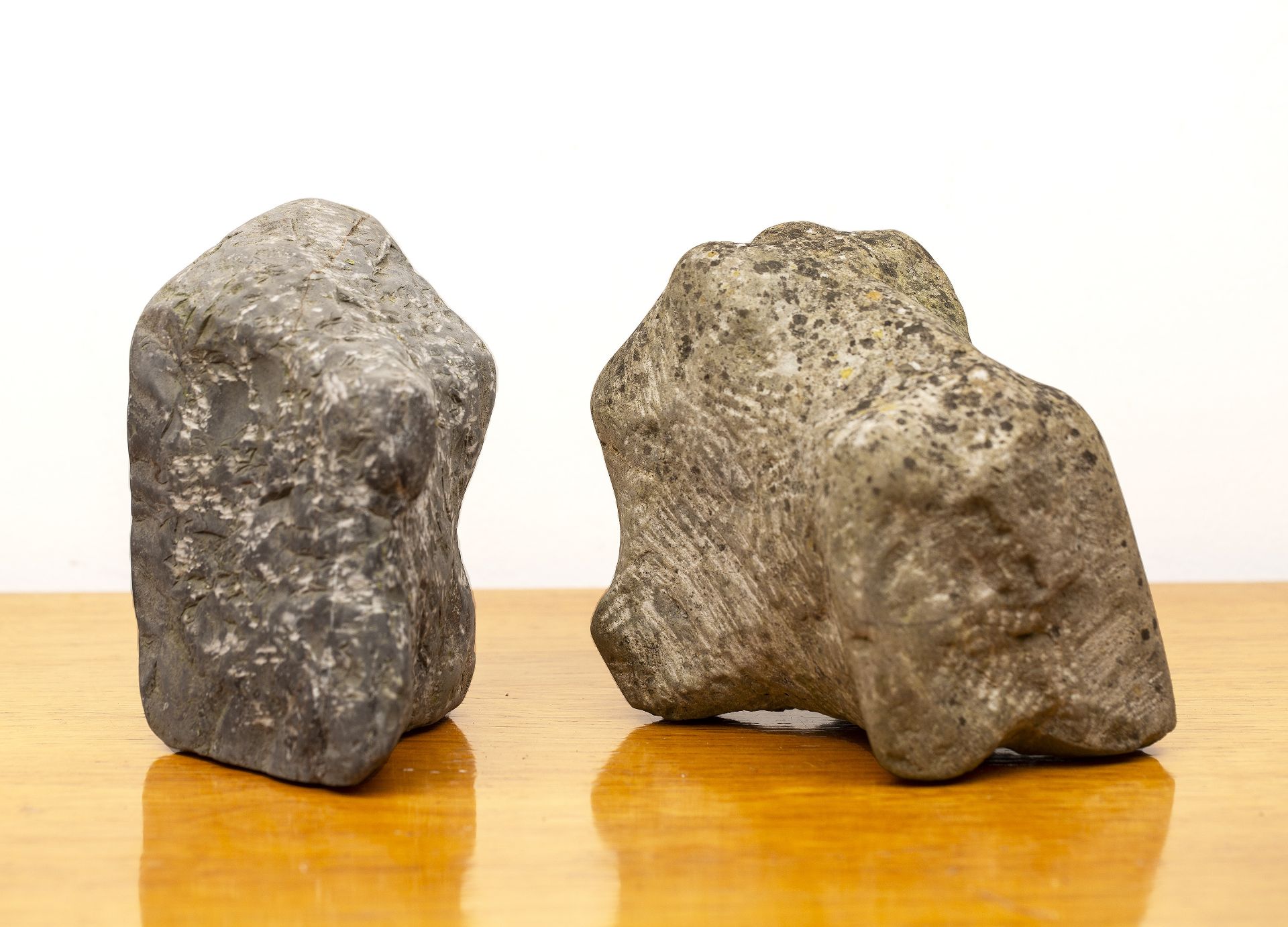 Attributed to Julian Dyson (Contemporary) two carved sculptures, both untitled, unsigned, grey - Bild 2 aus 3