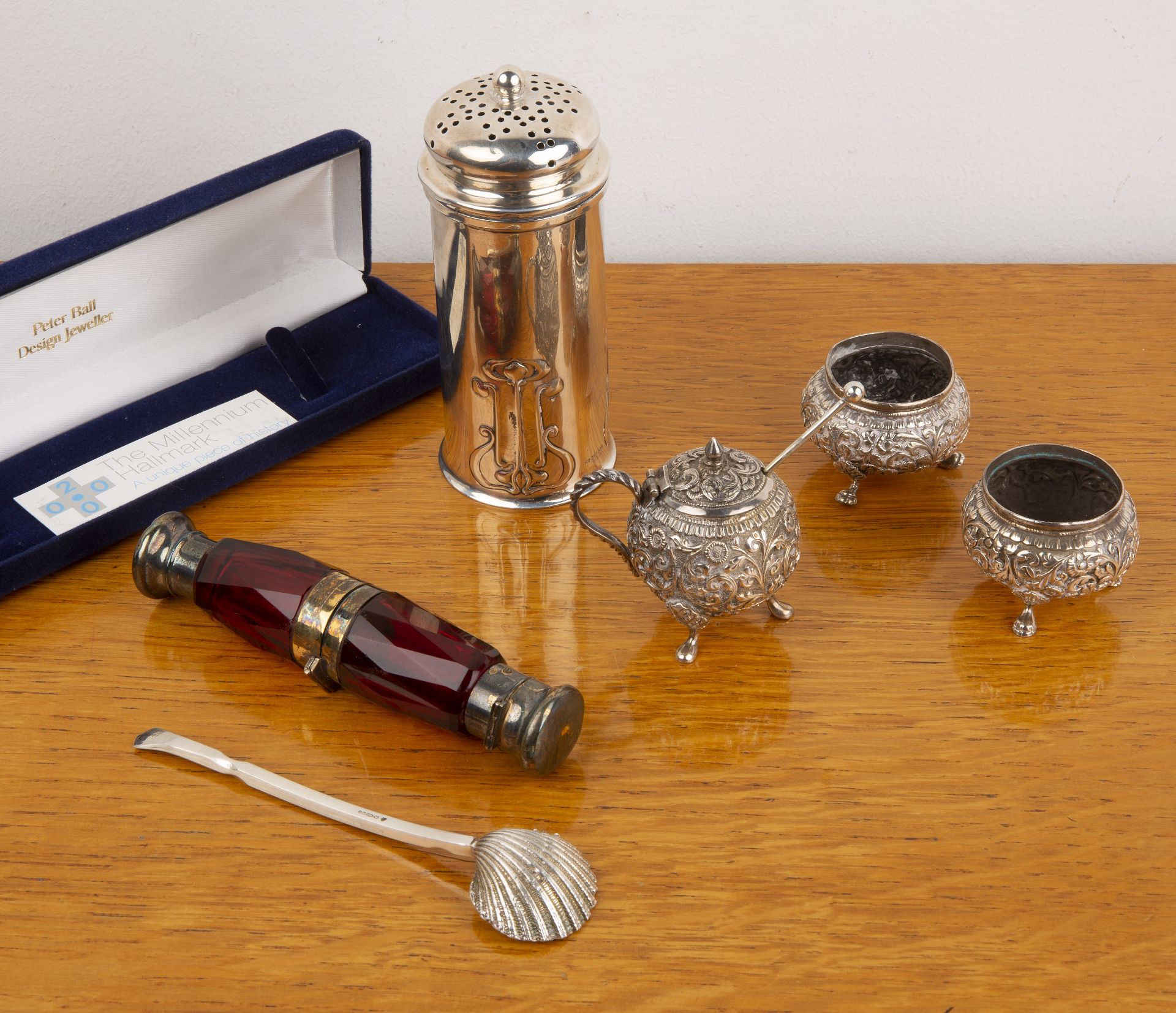 Collection of silver and silver plate to include: a white metal mounted red glass scent bottle - Image 2 of 6