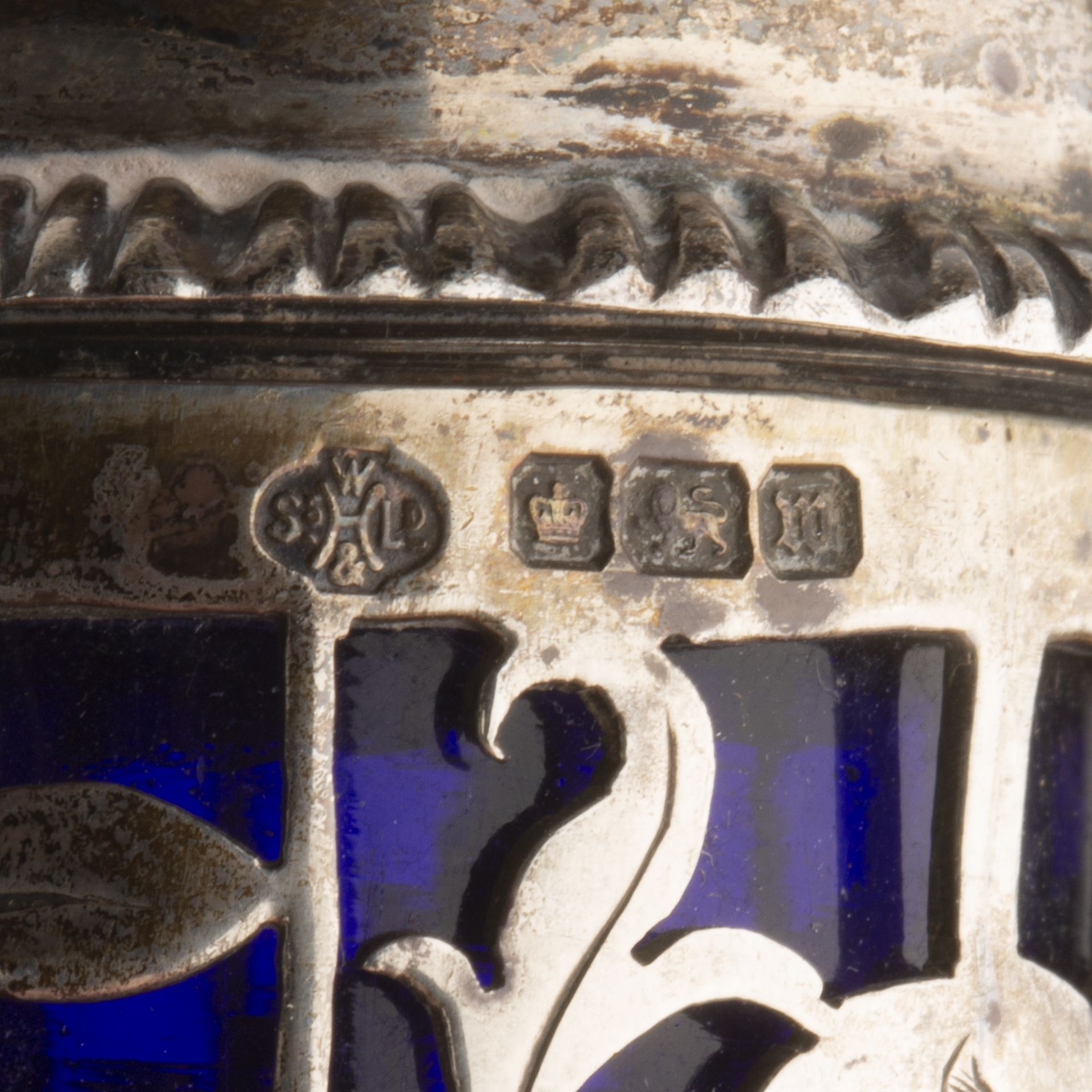 Pair of Edward VII silver pepperettes with pierced decoration of birds and foliage, with blue - Image 4 of 4