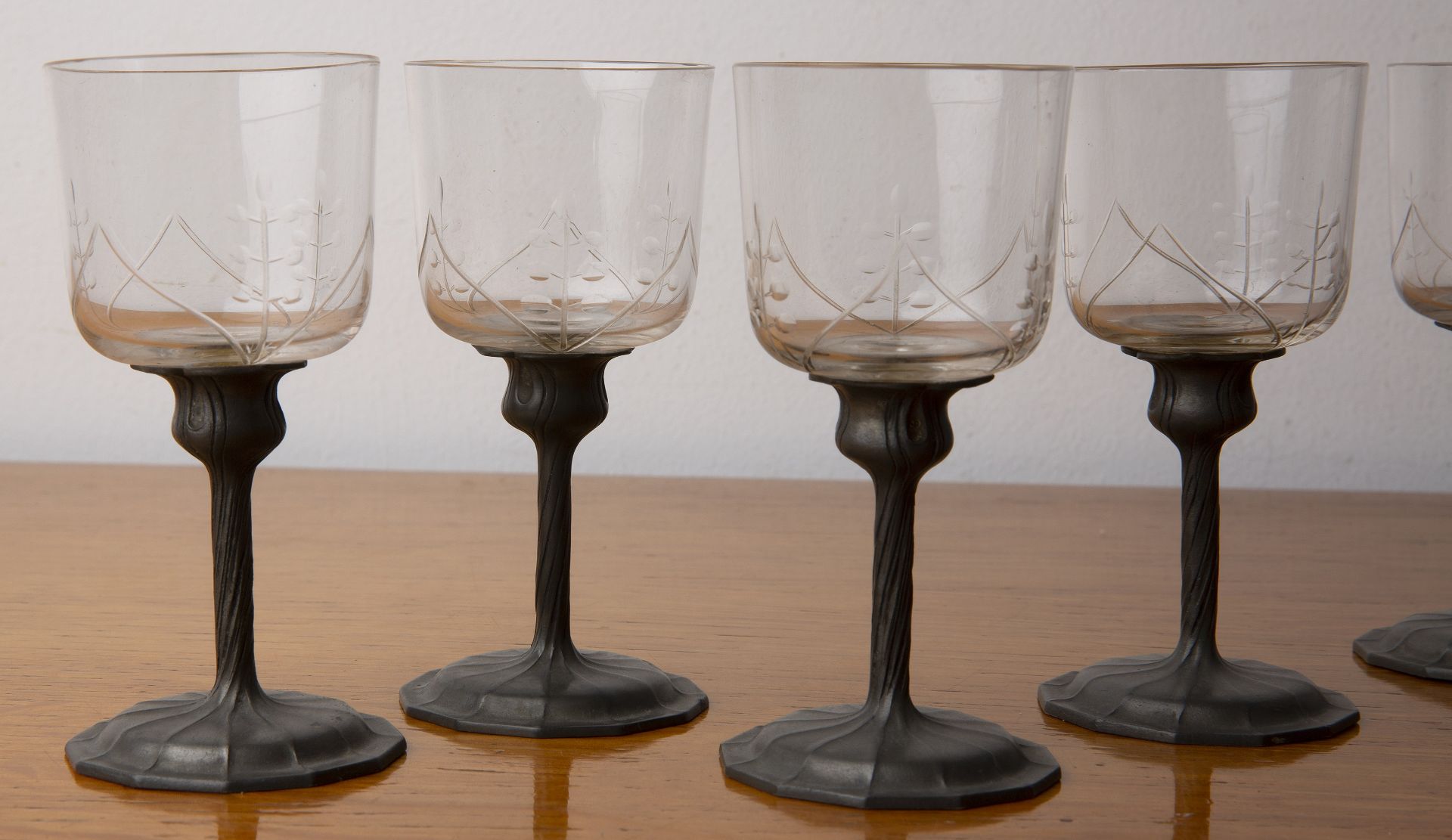 Orivit set of six Art Nouveau drinking glasses on pewter stems, the bowls with cut decoration, - Bild 2 aus 3