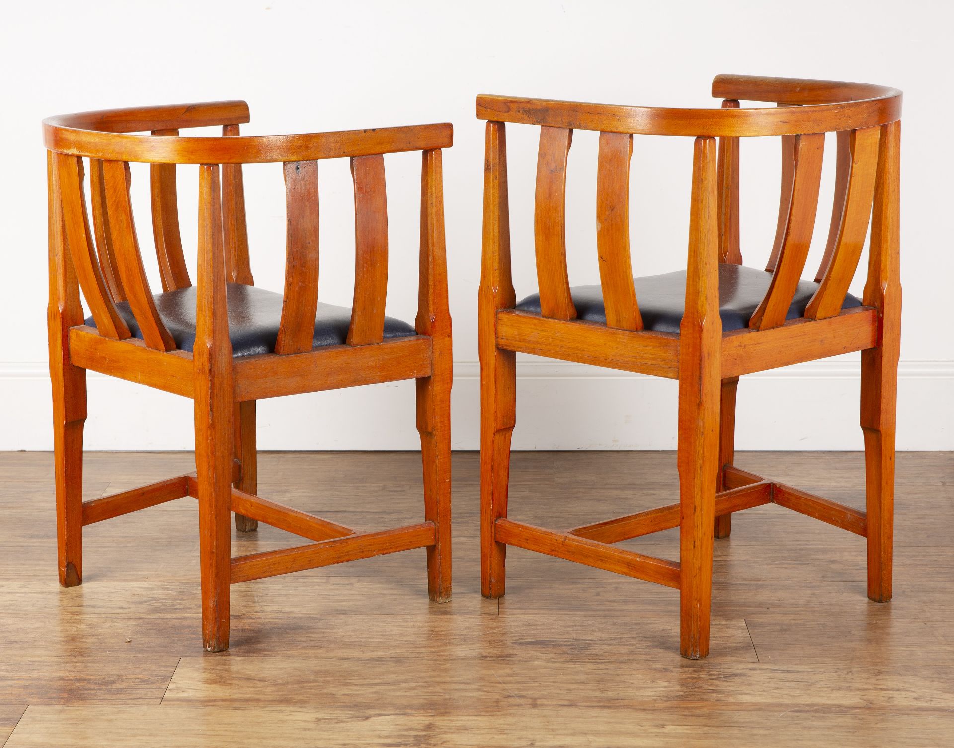 Gordon Russell (1892-1980) oak, pair of tub chairs, with drop-in seats, circa 1930s, unmarked, - Bild 4 aus 4