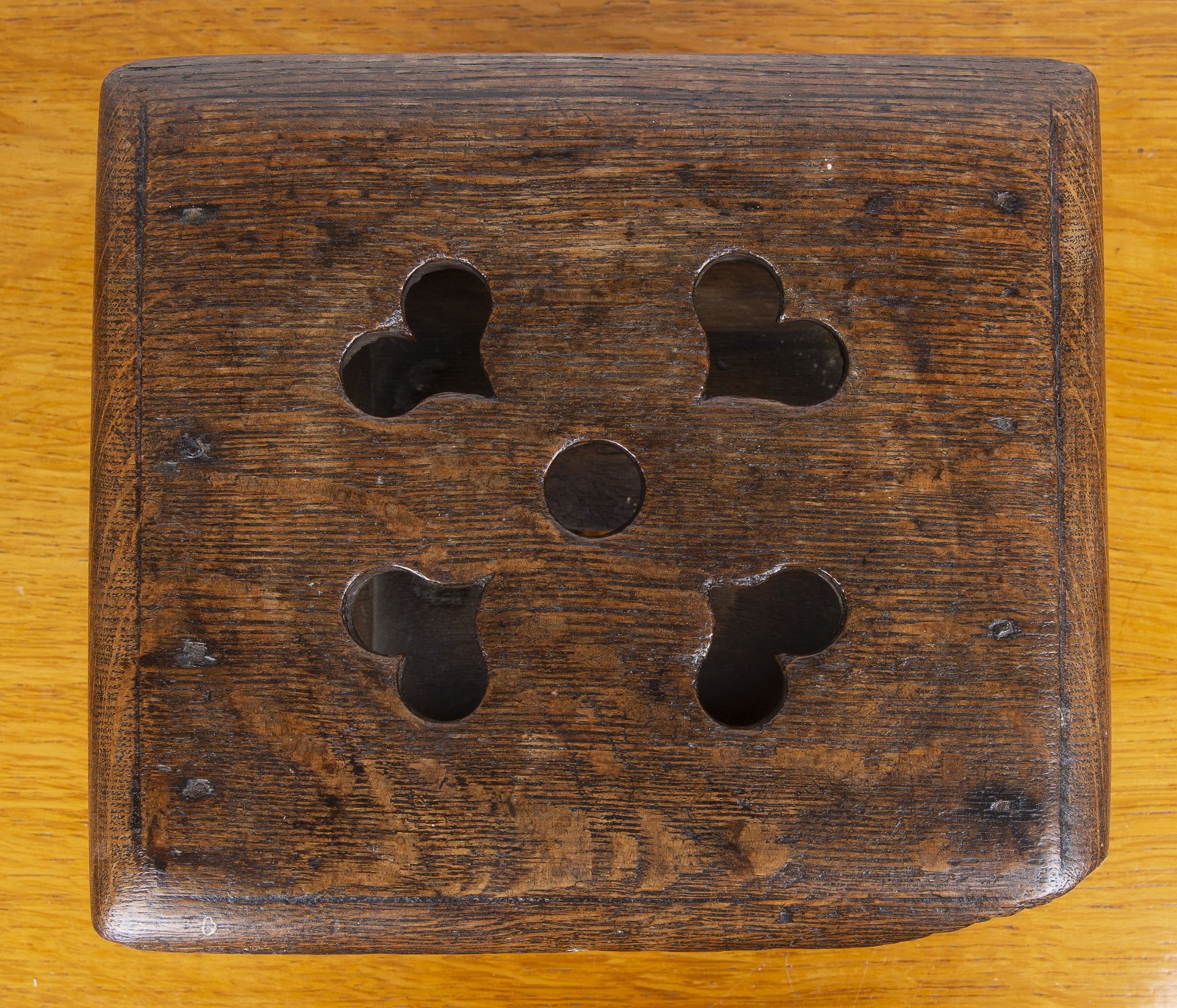 Foot warmer or stove oak, 19th Century, with carved pierced top on plinth base, 23cm wide x 19.5cm - Bild 5 aus 5