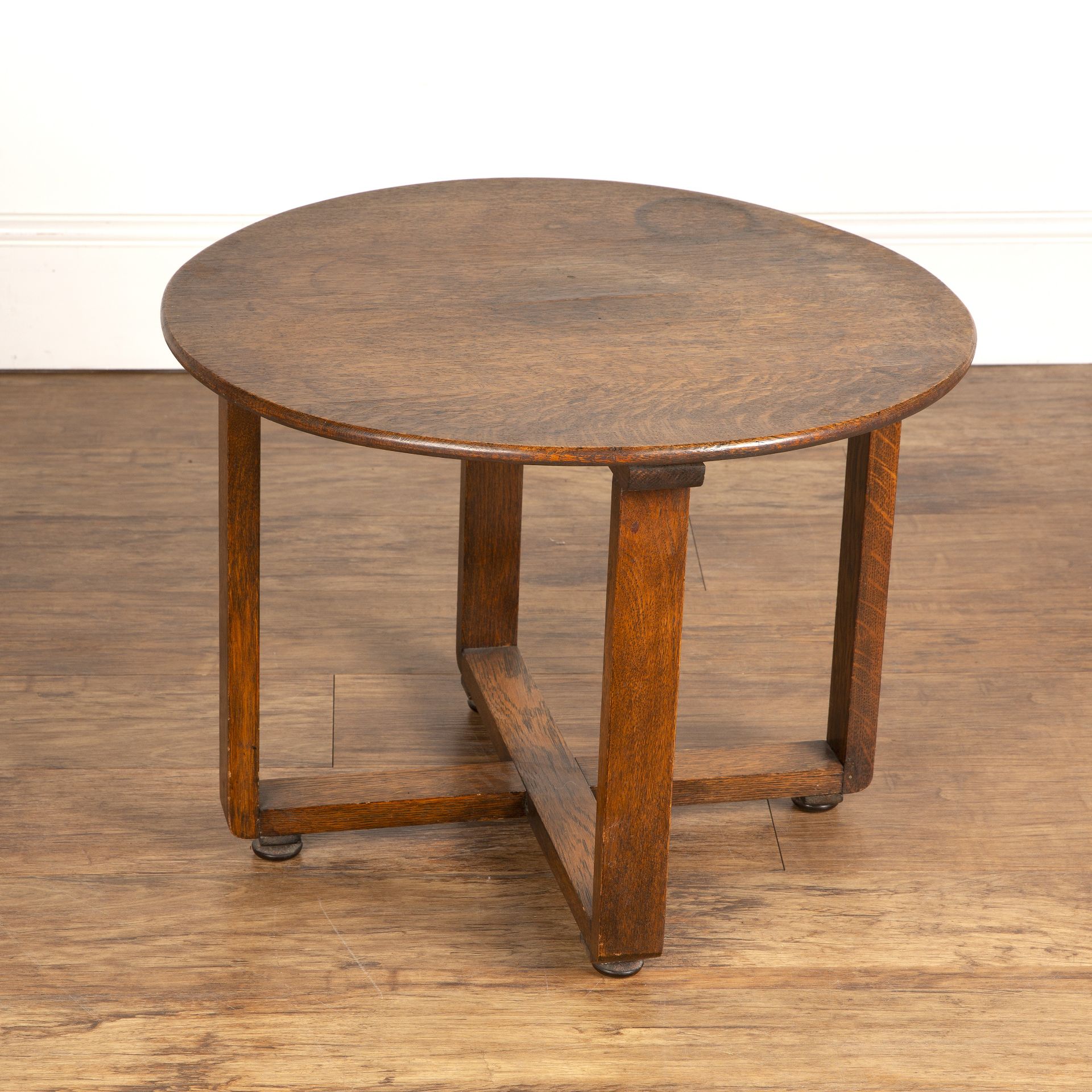 In the manner of Heals oak, circular topped table, unmarked, 60.5cm wide x 45cm high Overall signs - Bild 2 aus 5