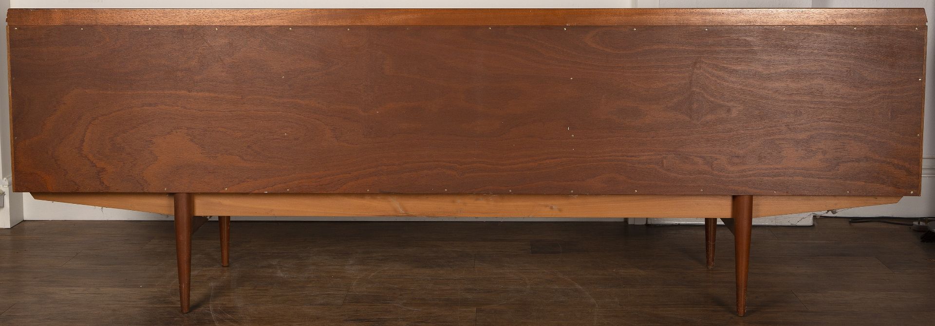 Robert Heritage for Archie Shine Ltd walnut and rosewood veneered 'Hamilton' sideboard, four drawers - Bild 5 aus 8