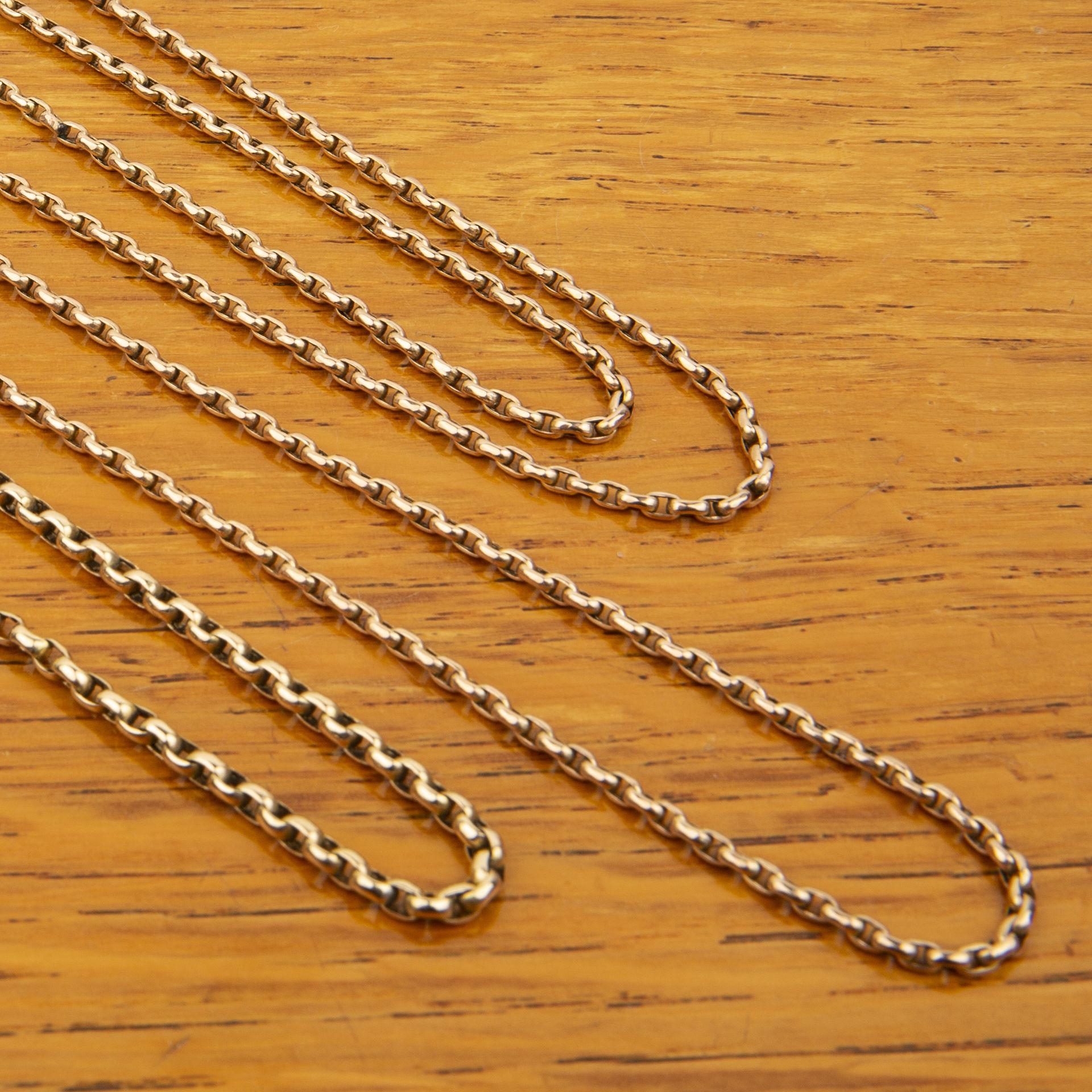 9ct yellow gold guard chain marked '9C' near the o ring, 150cm approx overall, 26g approx overall - Bild 2 aus 2