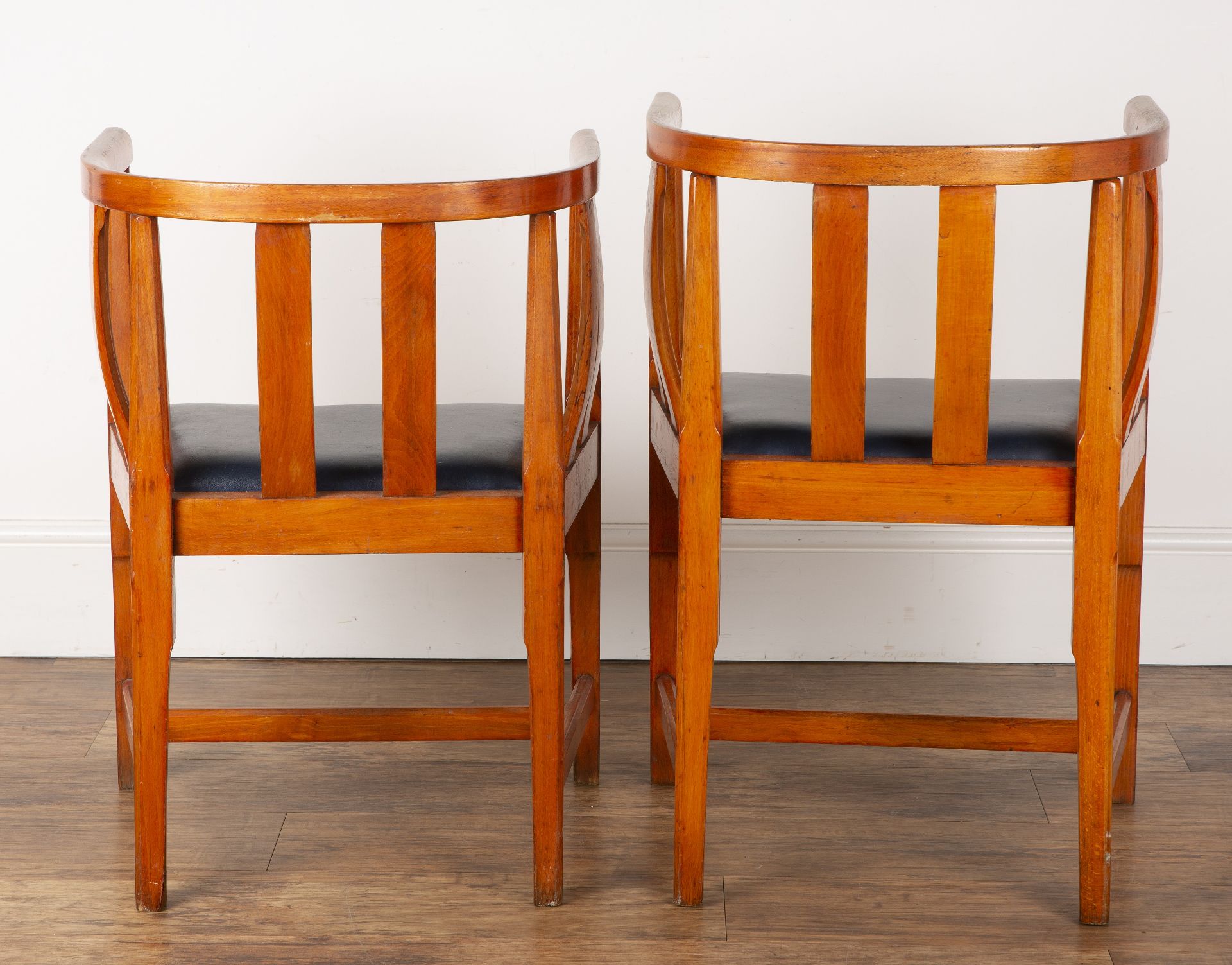 Gordon Russell (1892-1980) oak, pair of tub chairs, with drop-in seats, circa 1930s, unmarked, - Bild 3 aus 4