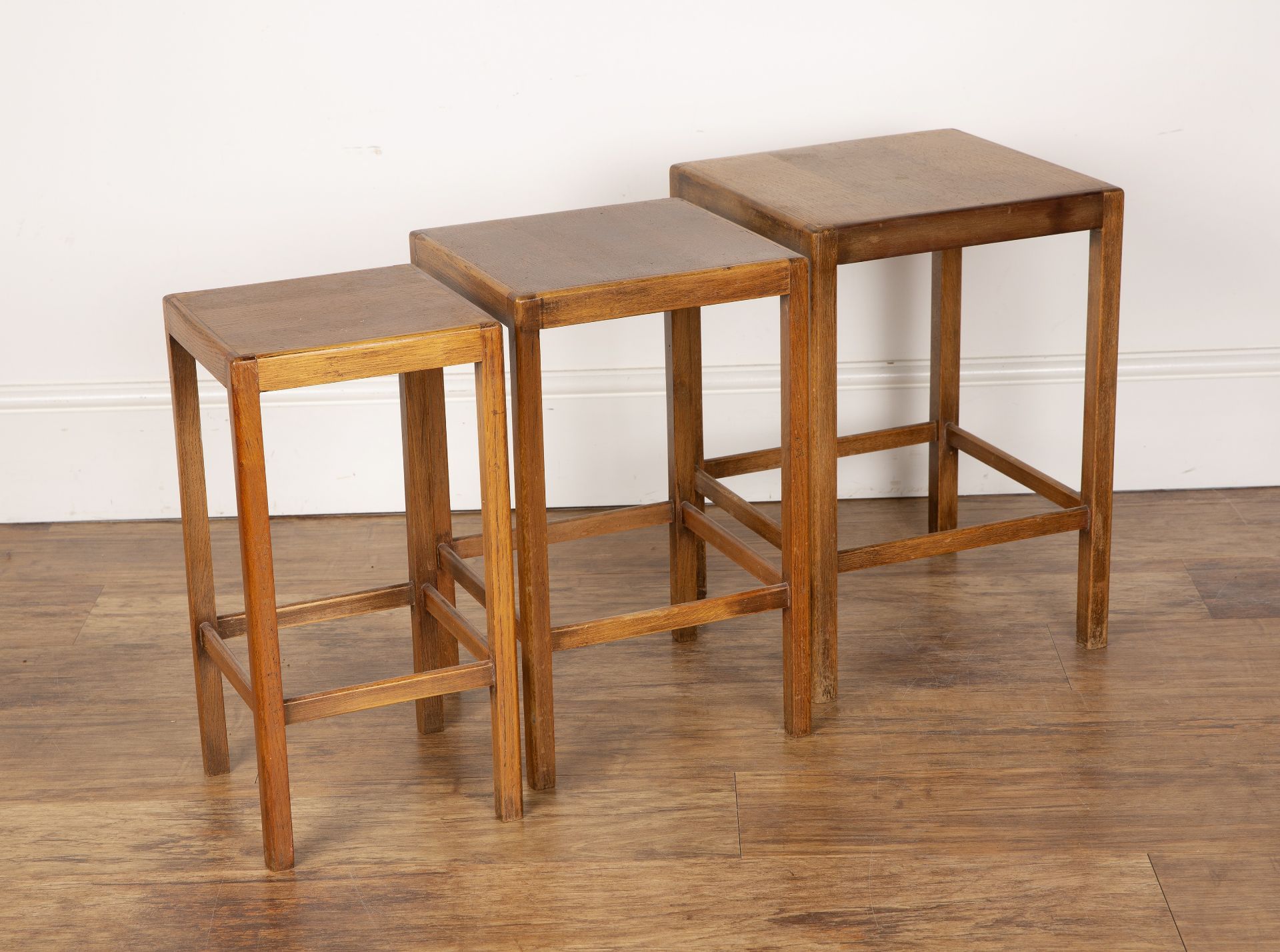 Heals style oak, nest of three tables, with square tops, the largest table measures 34cm wide x 49cm - Bild 2 aus 6