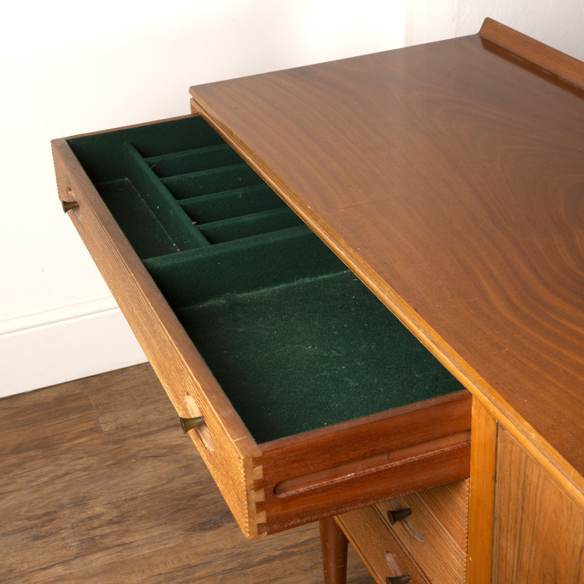 Robert Heritage for Archie Shine Ltd walnut and rosewood veneered 'Hamilton' sideboard, four drawers - Bild 7 aus 8