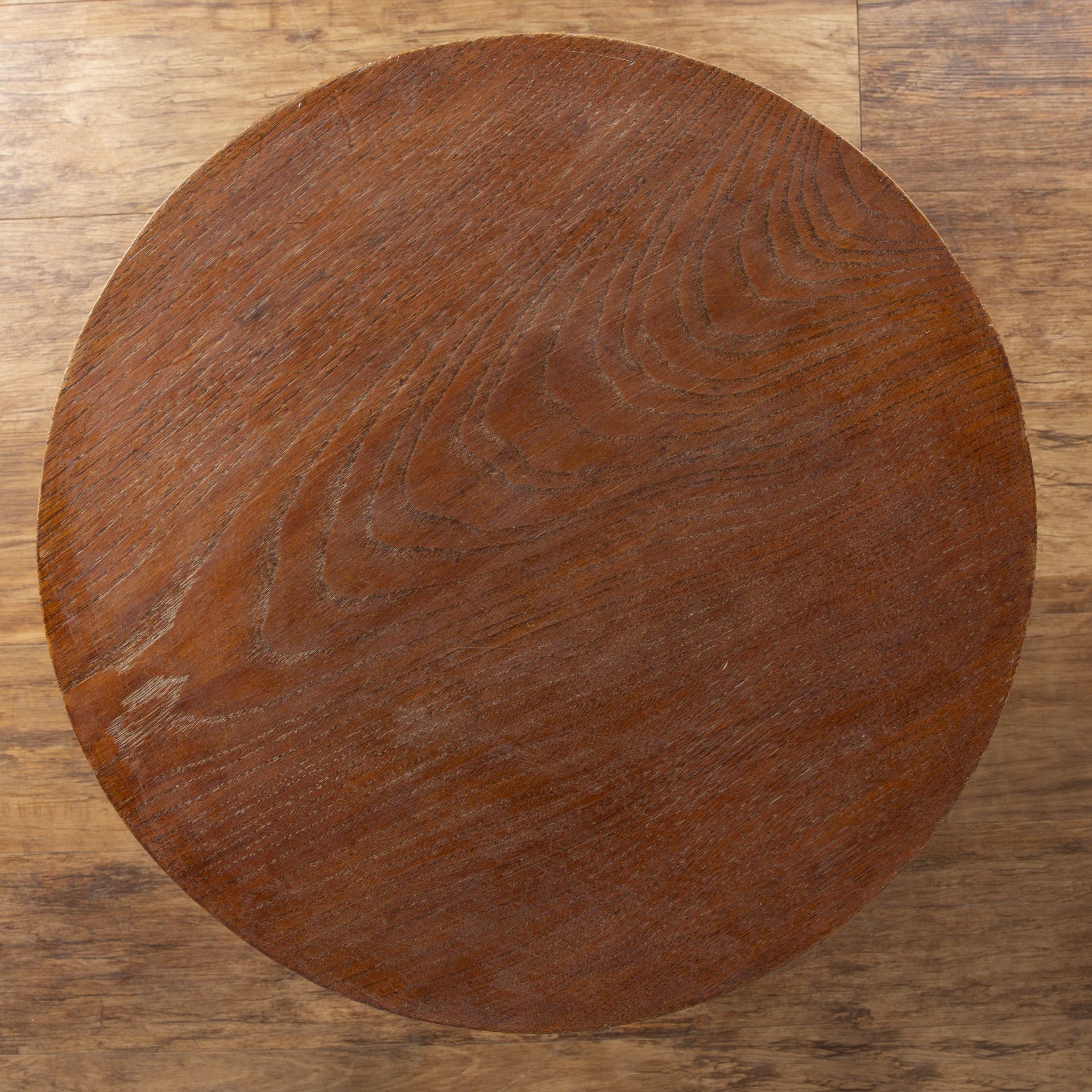 Aesthetic movement oak, circular topped table with open fret carved supports on cross stretchers, - Bild 5 aus 5