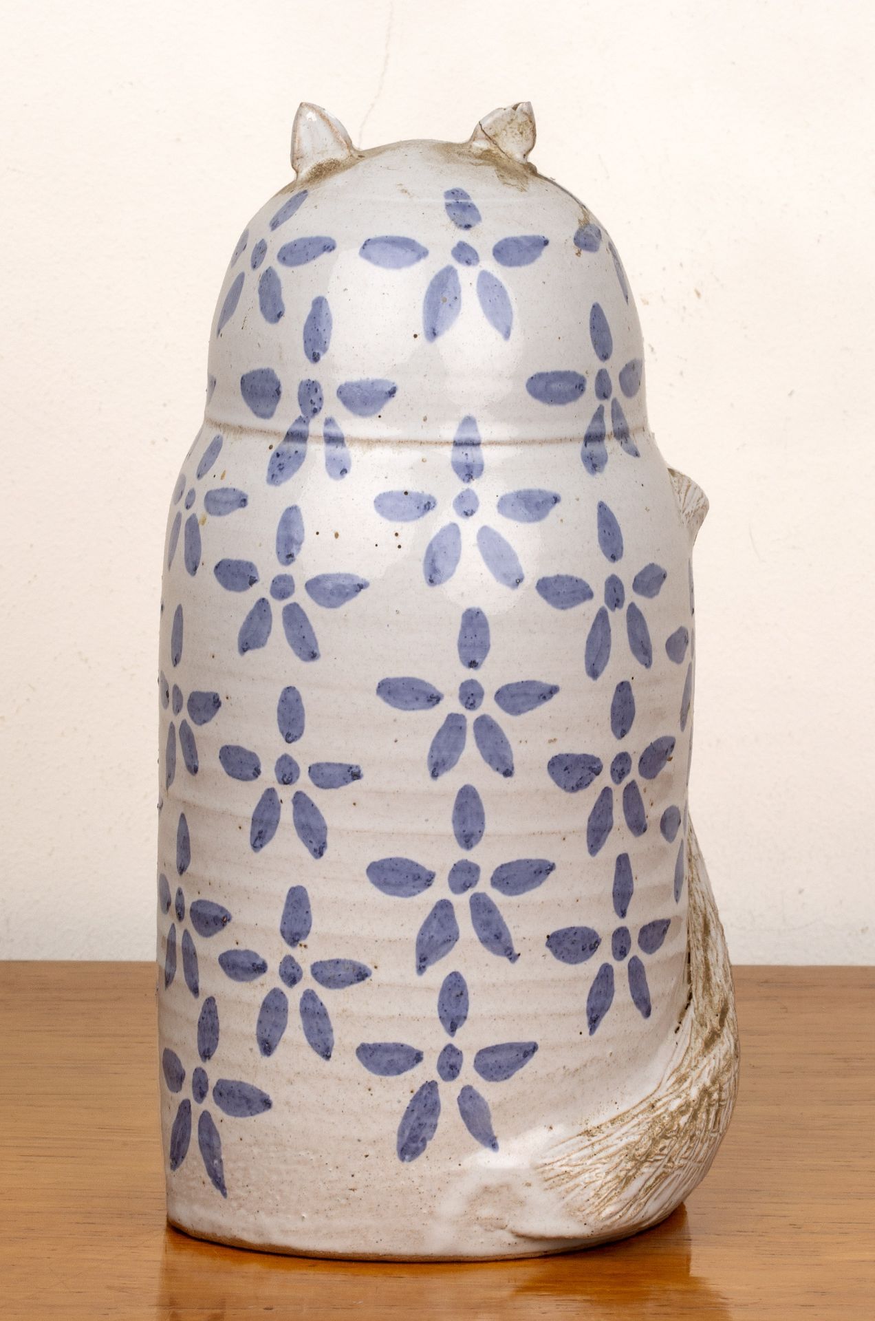 Thom Borthwick at Burnham Pottery studio pottery cat, with blue painted decoration, incised - Image 4 of 6