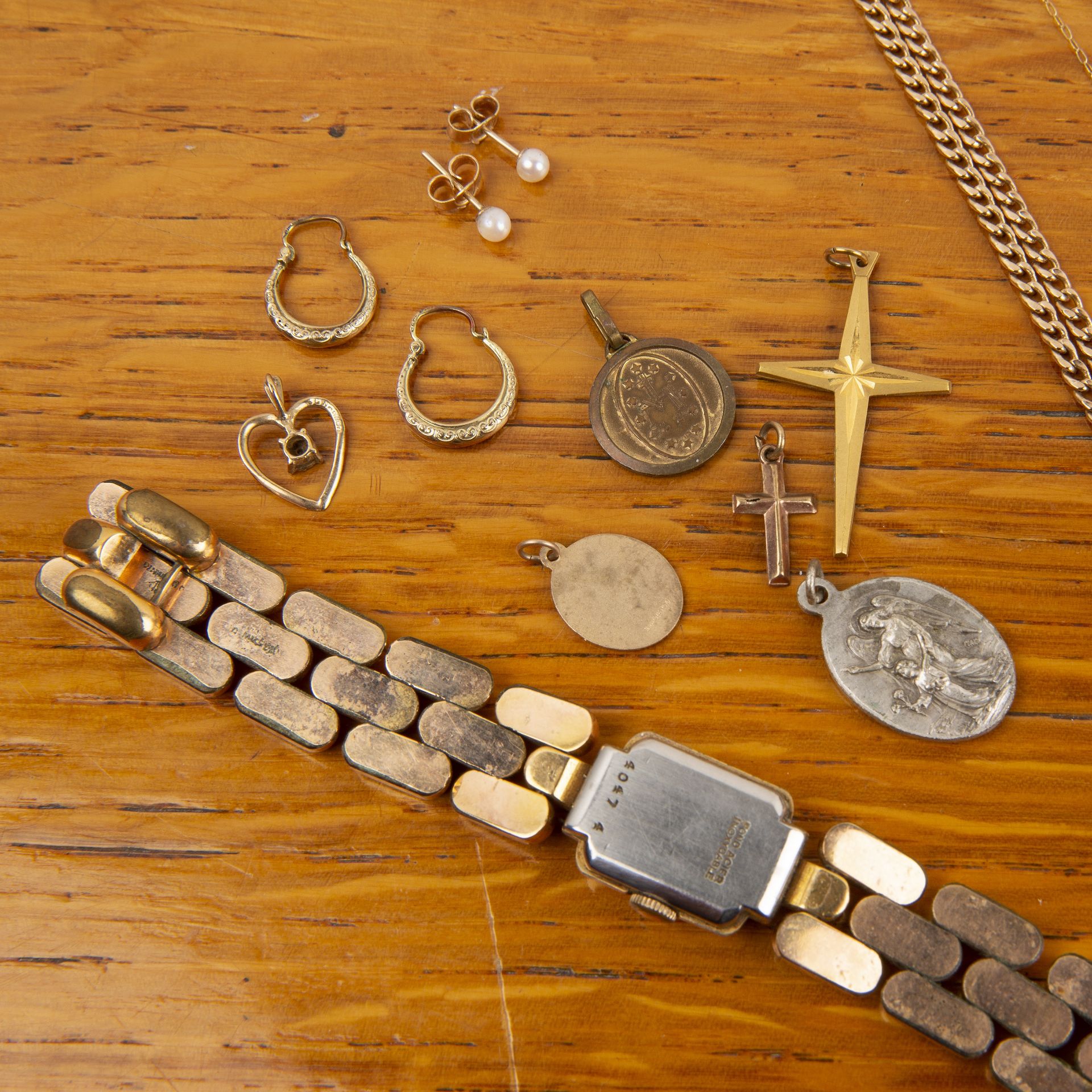 Group of jewellery and watches to include: a 9ct rose gold cased wristwatch with copper face, on - Image 4 of 6