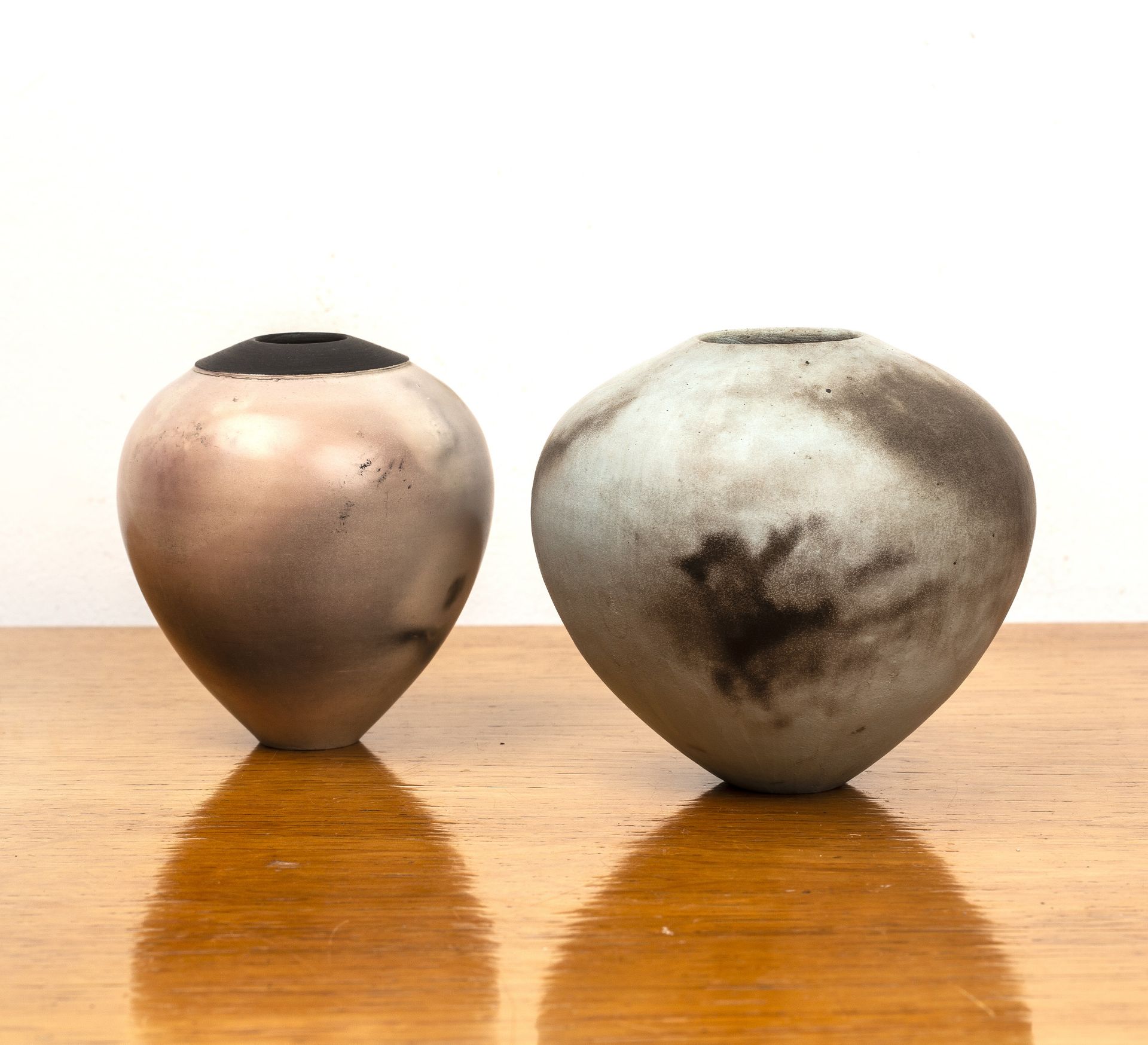 Christine Gittins (b.1948) two smoke-fired studio pottery vases, the largest example unmarked, - Bild 2 aus 4