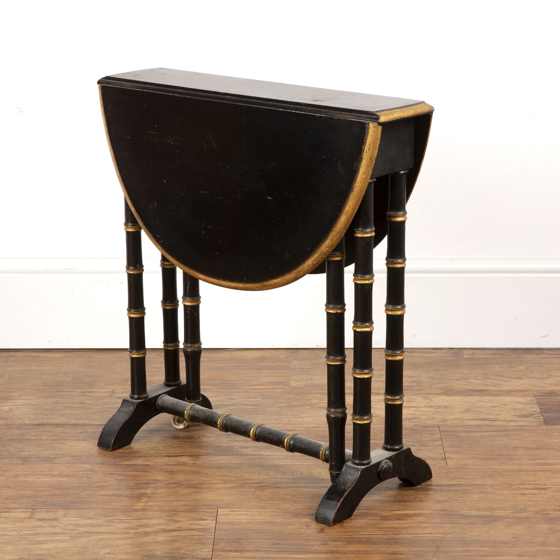 Aesthetic movement drop flap table with faux bamboo structure, ebonised with gilt painted detail, - Bild 2 aus 4