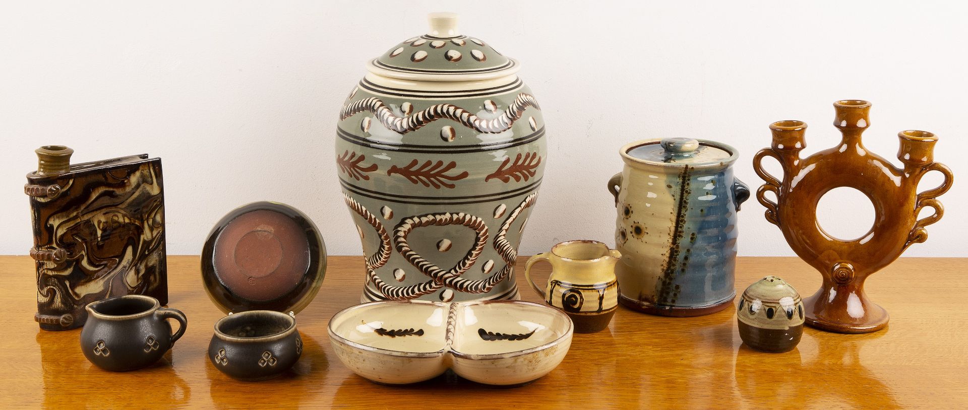 Collection of miscellaneous studio ceramics and pottery to include: S J Pottery jar and cover, - Bild 3 aus 8